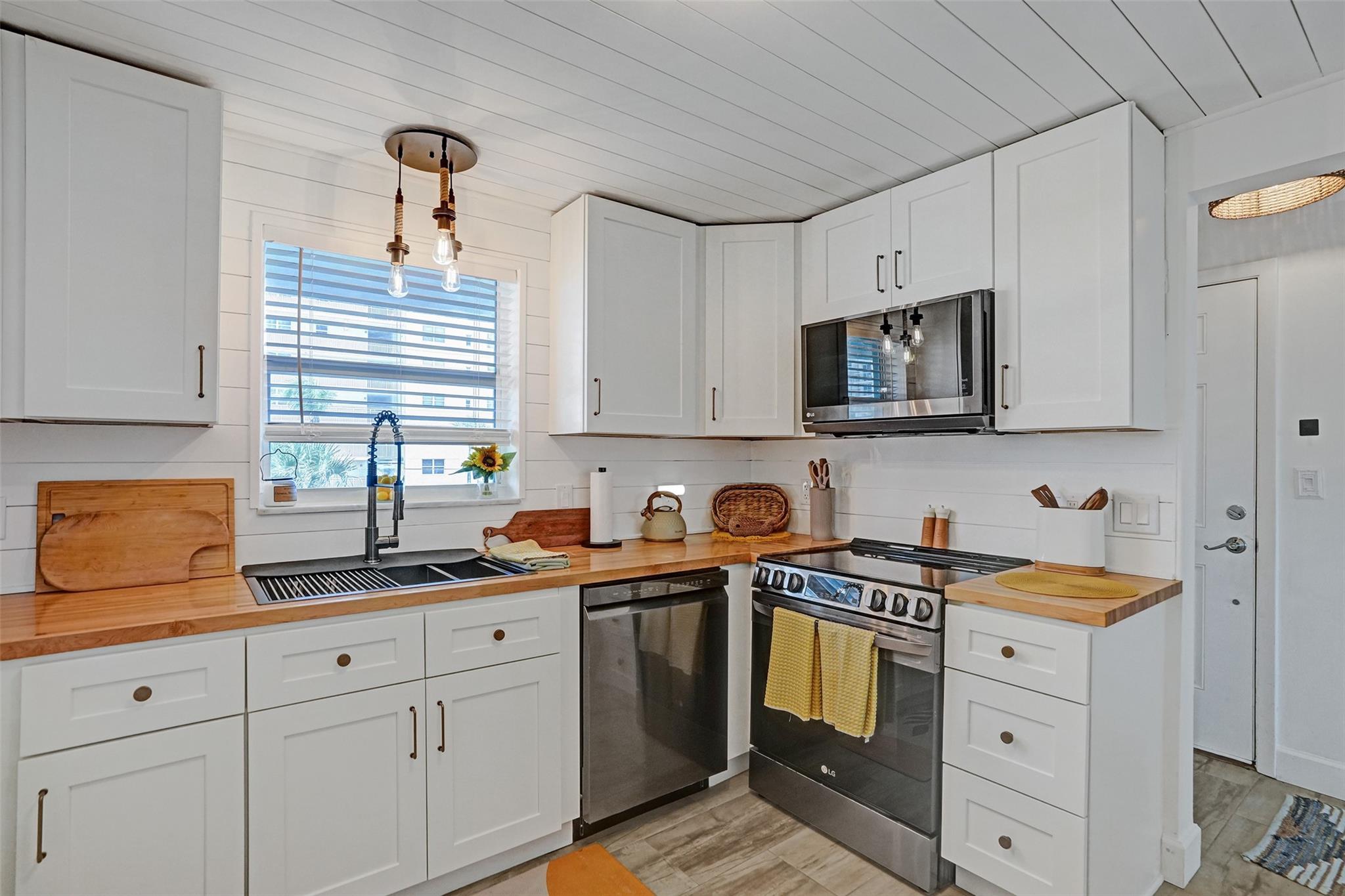 Hillsboro Le Baron Condo - Residential Lease