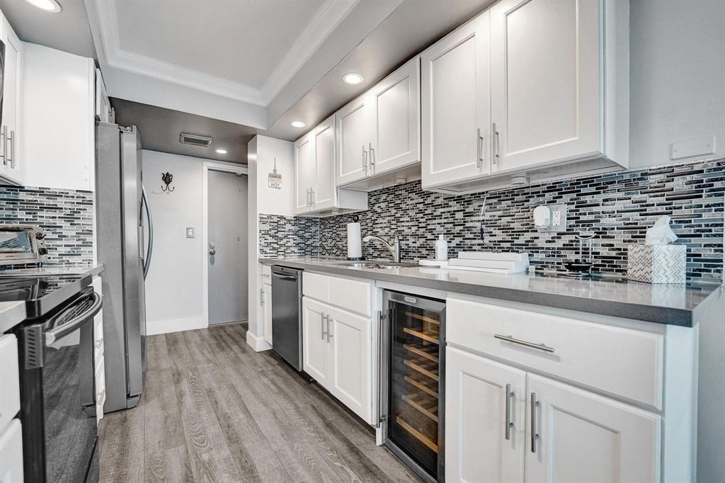 LAKE POINT TOWER CONDOMINIUM - Residential