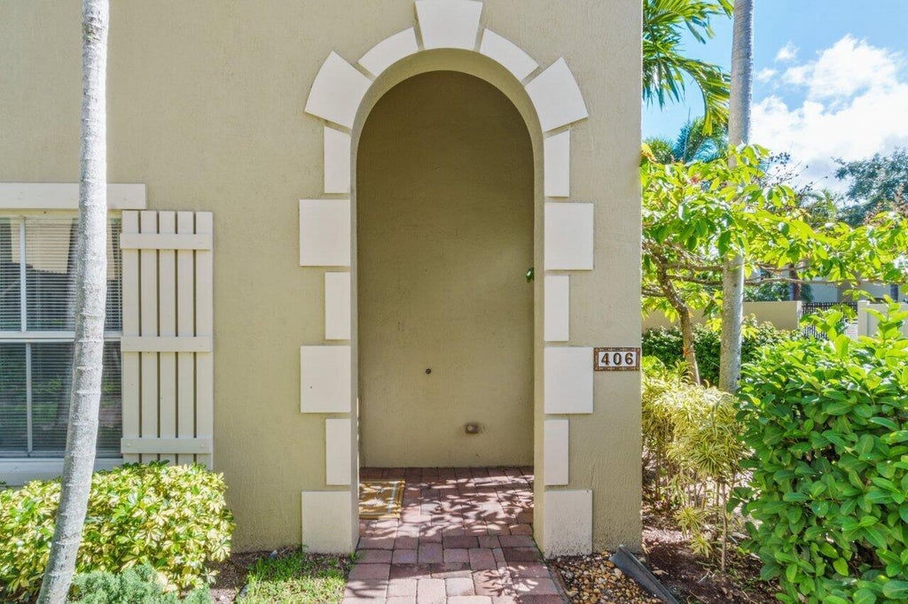 Photo of 406 Lake Monterey Circle, Boynton Beach, FL 33426 (MLS # B26052622)