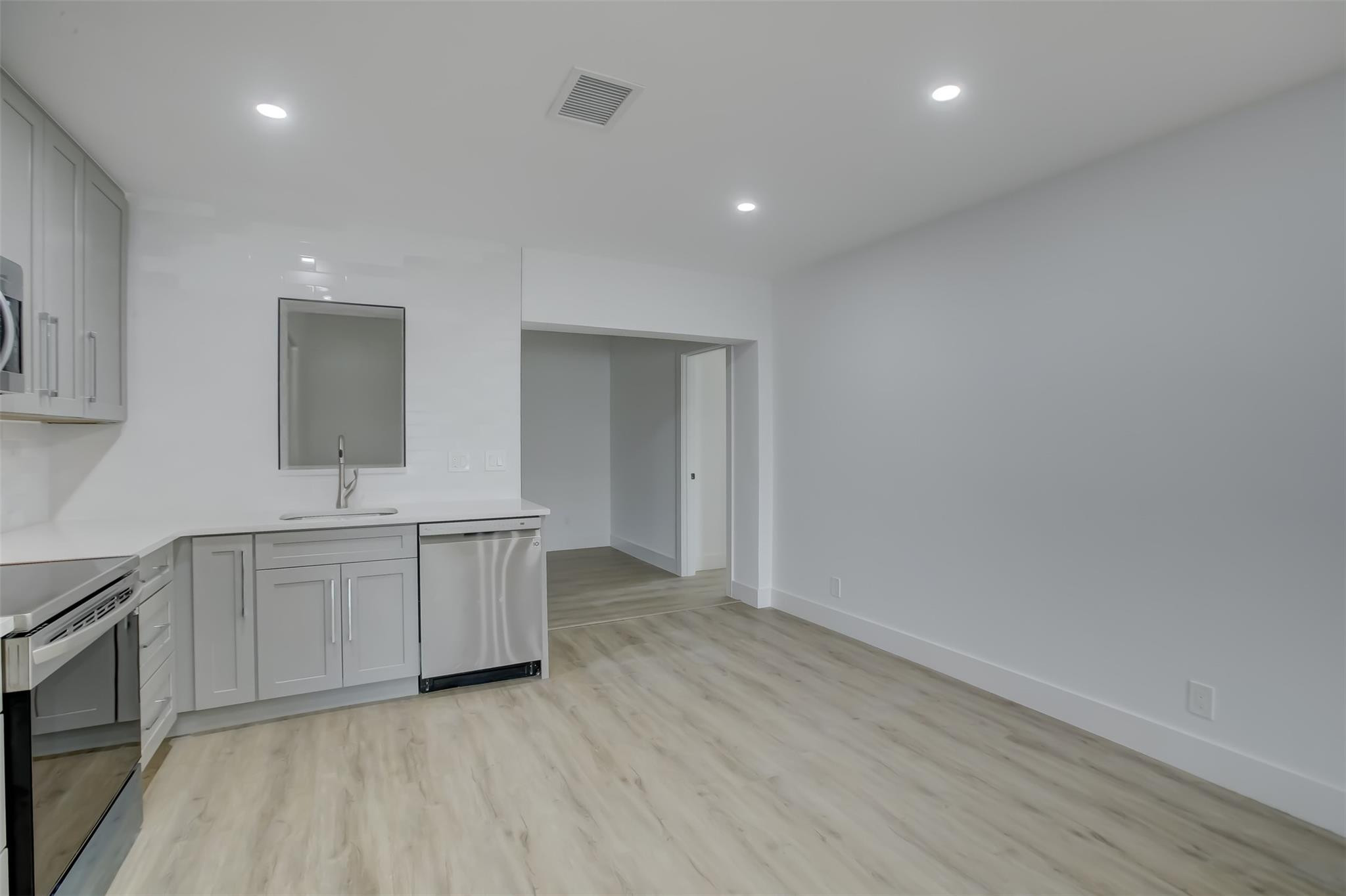 IMPERIAL POINT 3RD SEC - Residential Lease