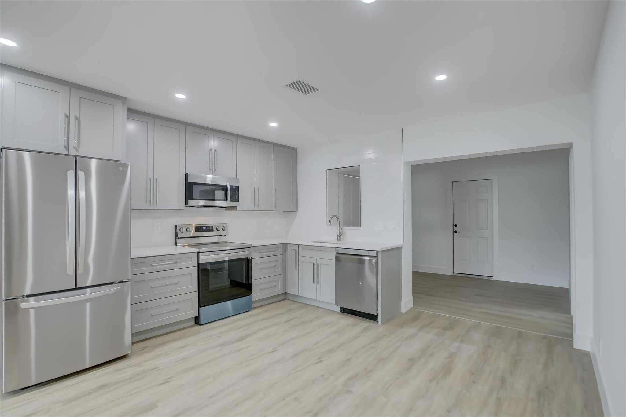 IMPERIAL POINT 3RD SEC - Residential Lease