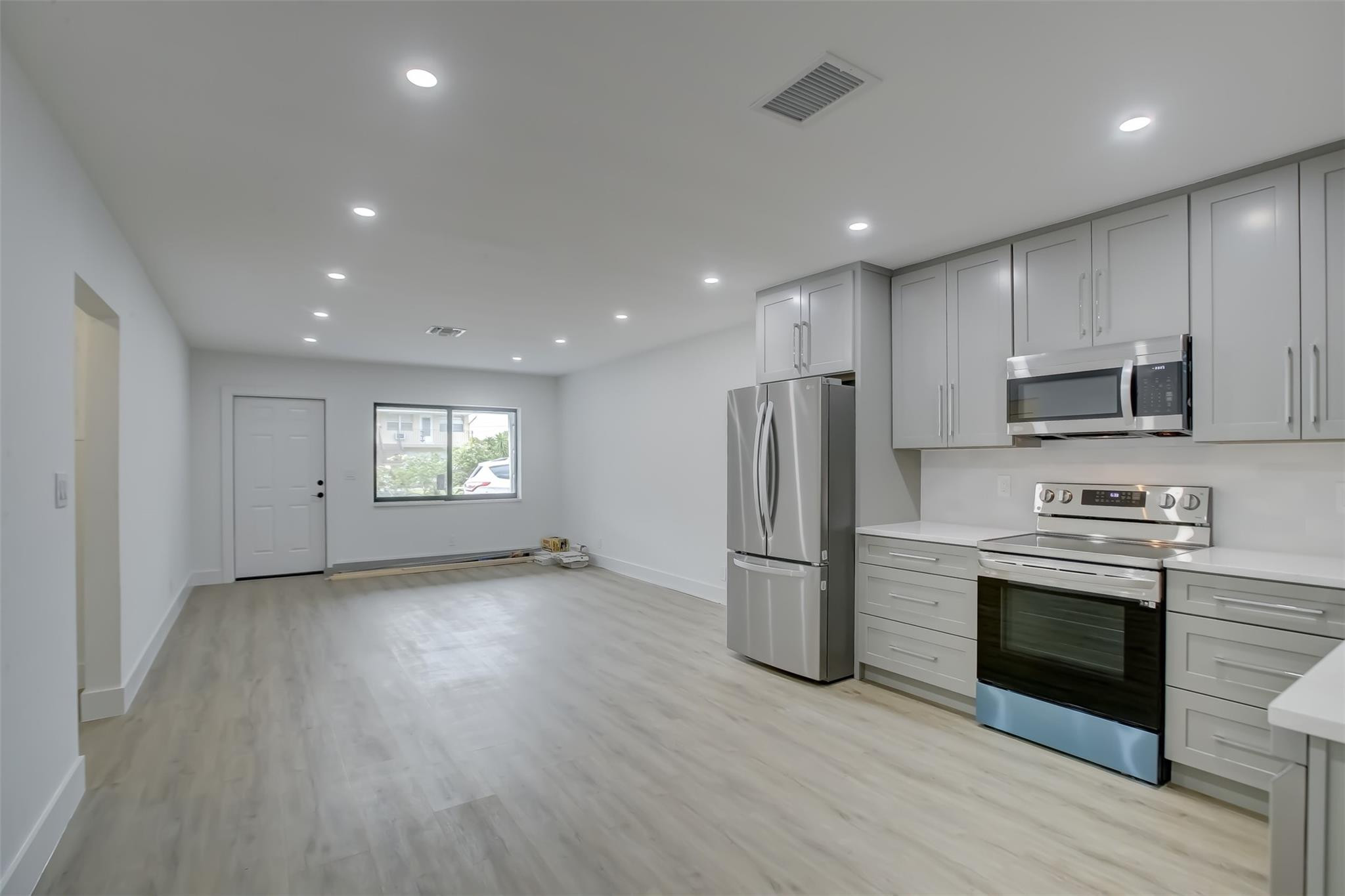 IMPERIAL POINT 3RD SEC - Residential Lease