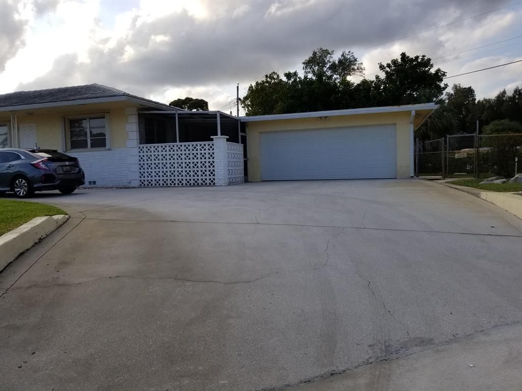 Photo of 1601 Paxton Avenue, Mangonia Park, FL 33407 (MLS # R10703210)