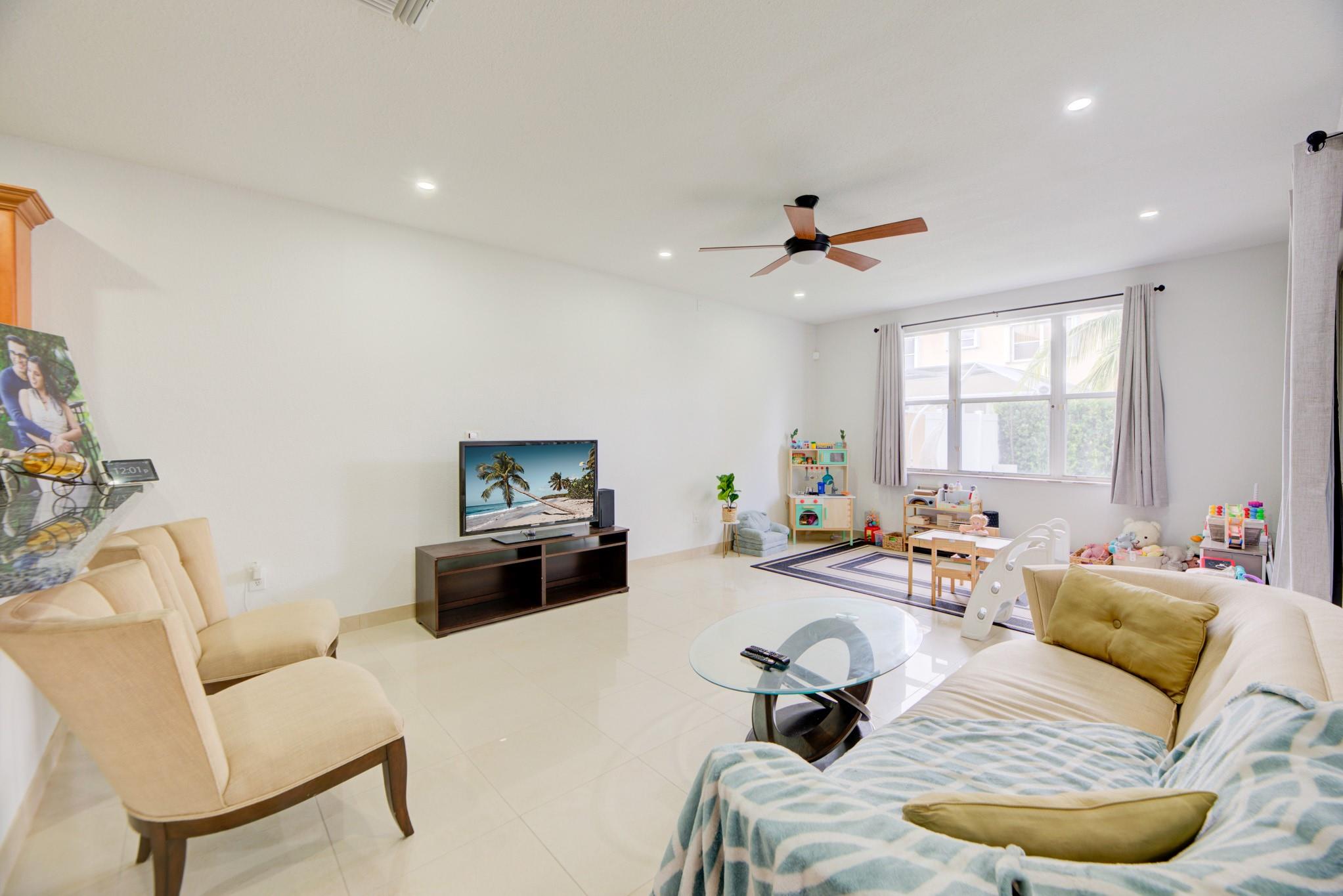 Towngate 156-11 B - Residential Lease