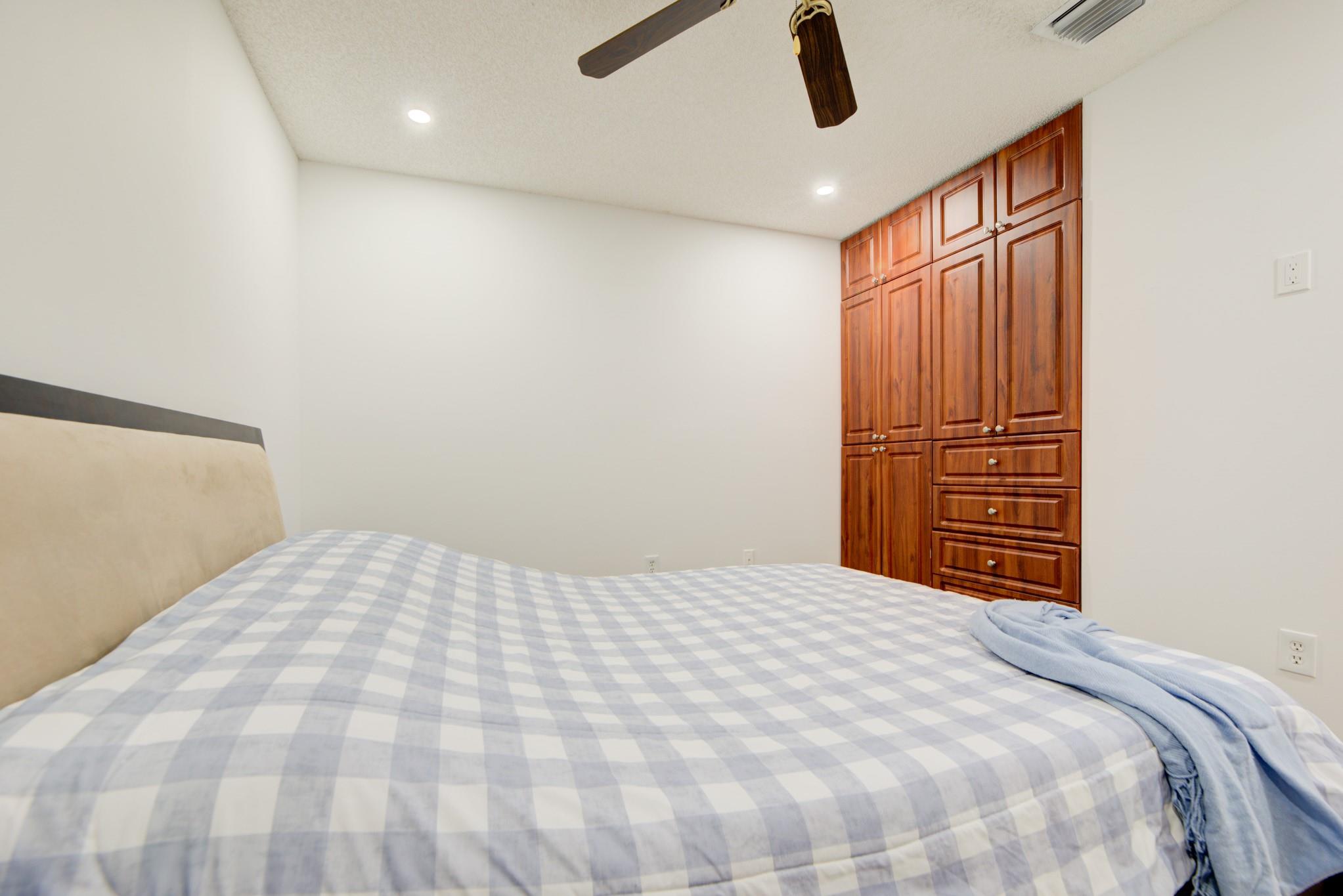 Towngate 156-11 B - Residential Lease