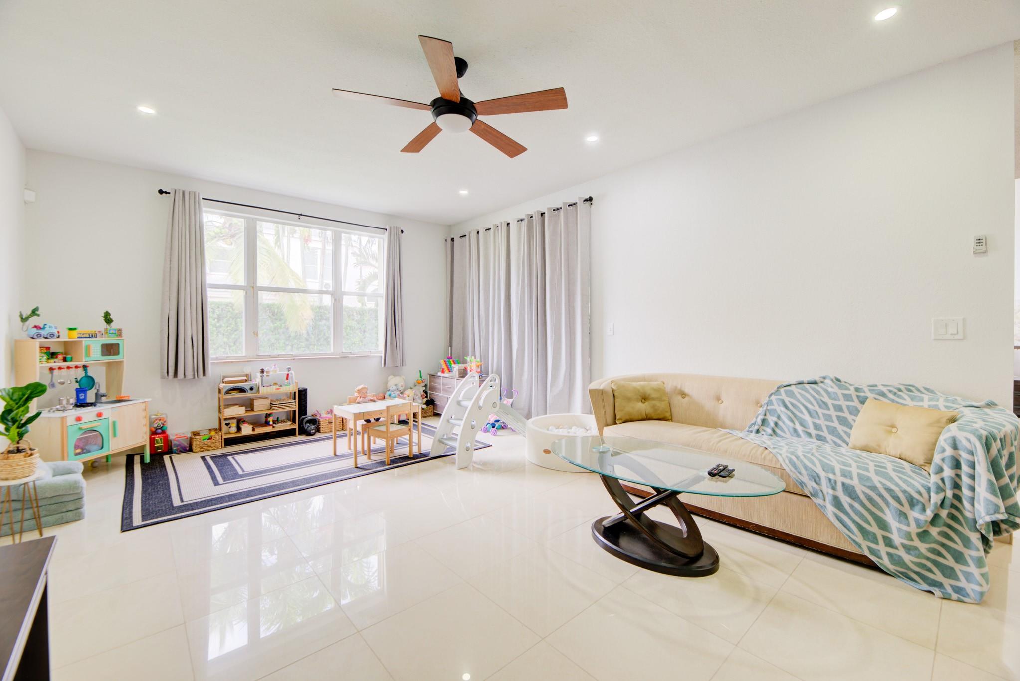 Towngate 156-11 B - Residential Lease