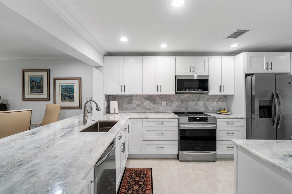 Photo of 34 STRATFORD Lane W #C, Boynton Beach, FL 33436 (MLS # B26069473)