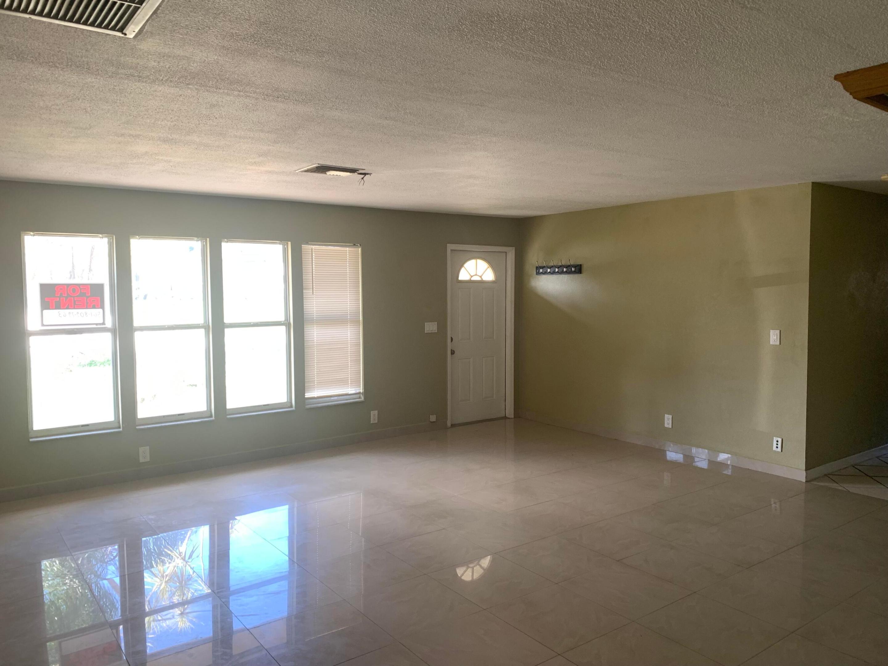 COUNTRY CLUB ACRES 5 - Residential Lease