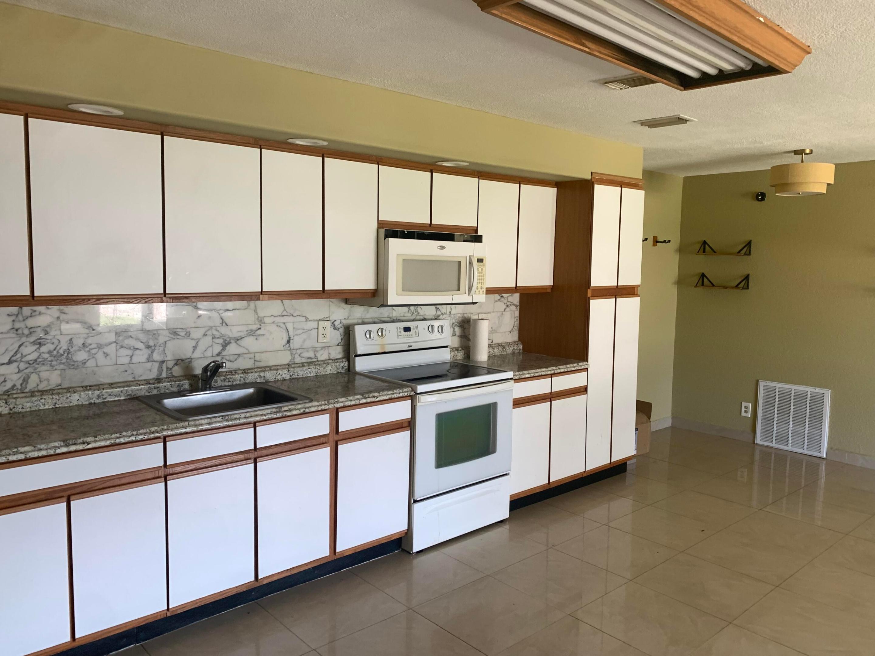 COUNTRY CLUB ACRES 5 - Residential Lease