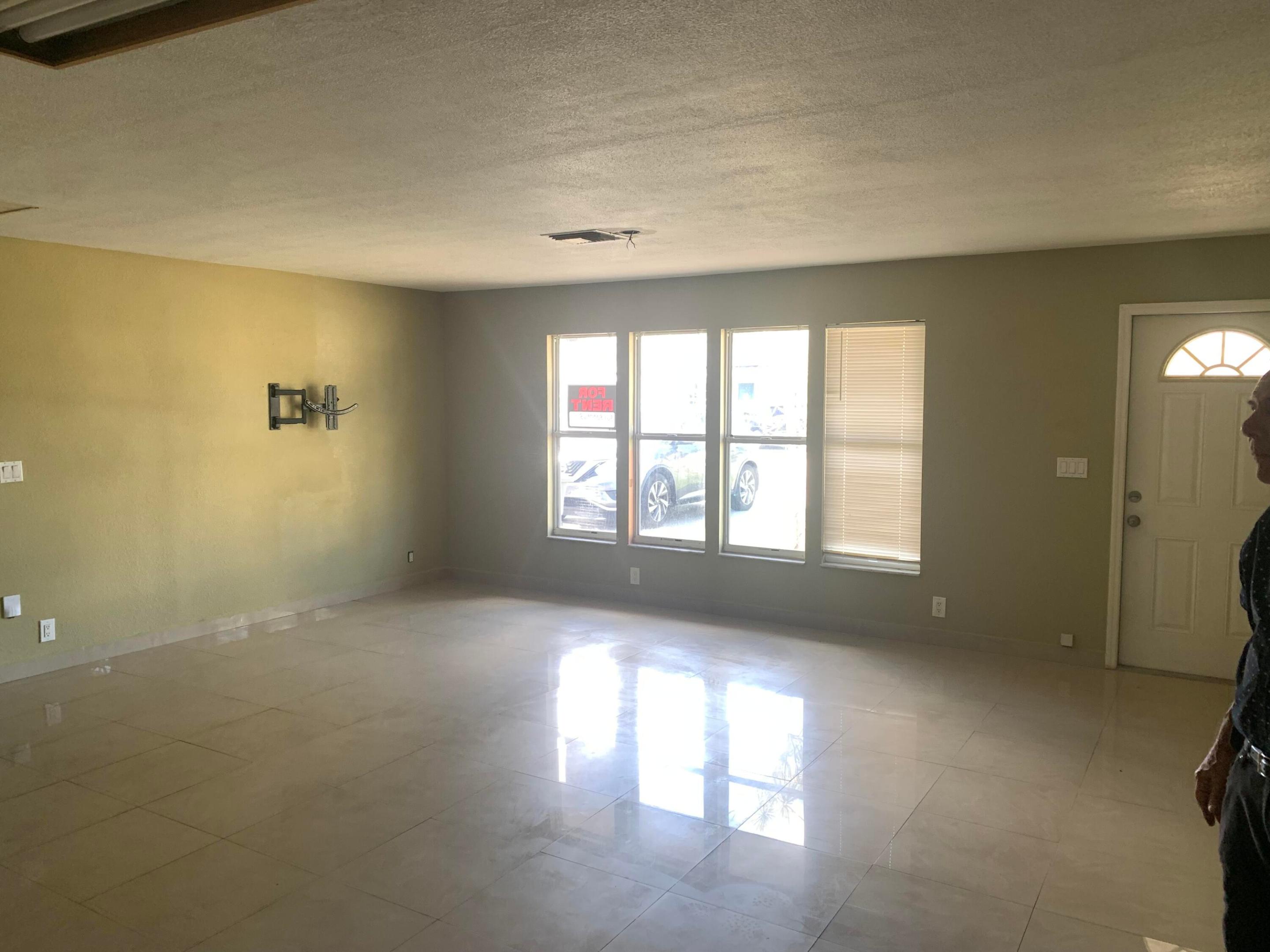 COUNTRY CLUB ACRES 5 - Residential Lease