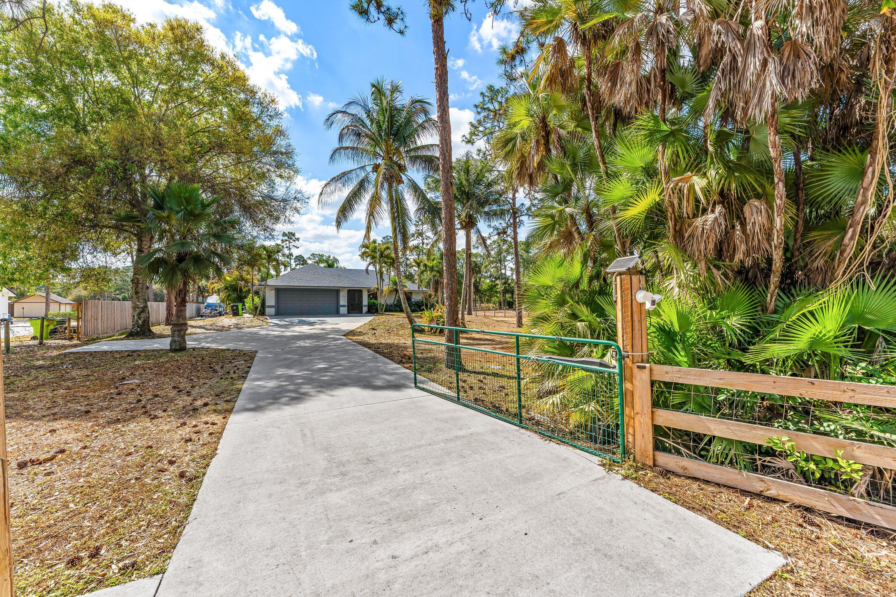LOXAHATCHEE GROVES - Residential