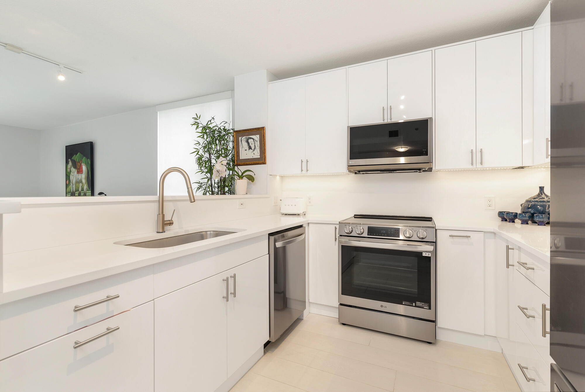 SLADE CONDO - Residential