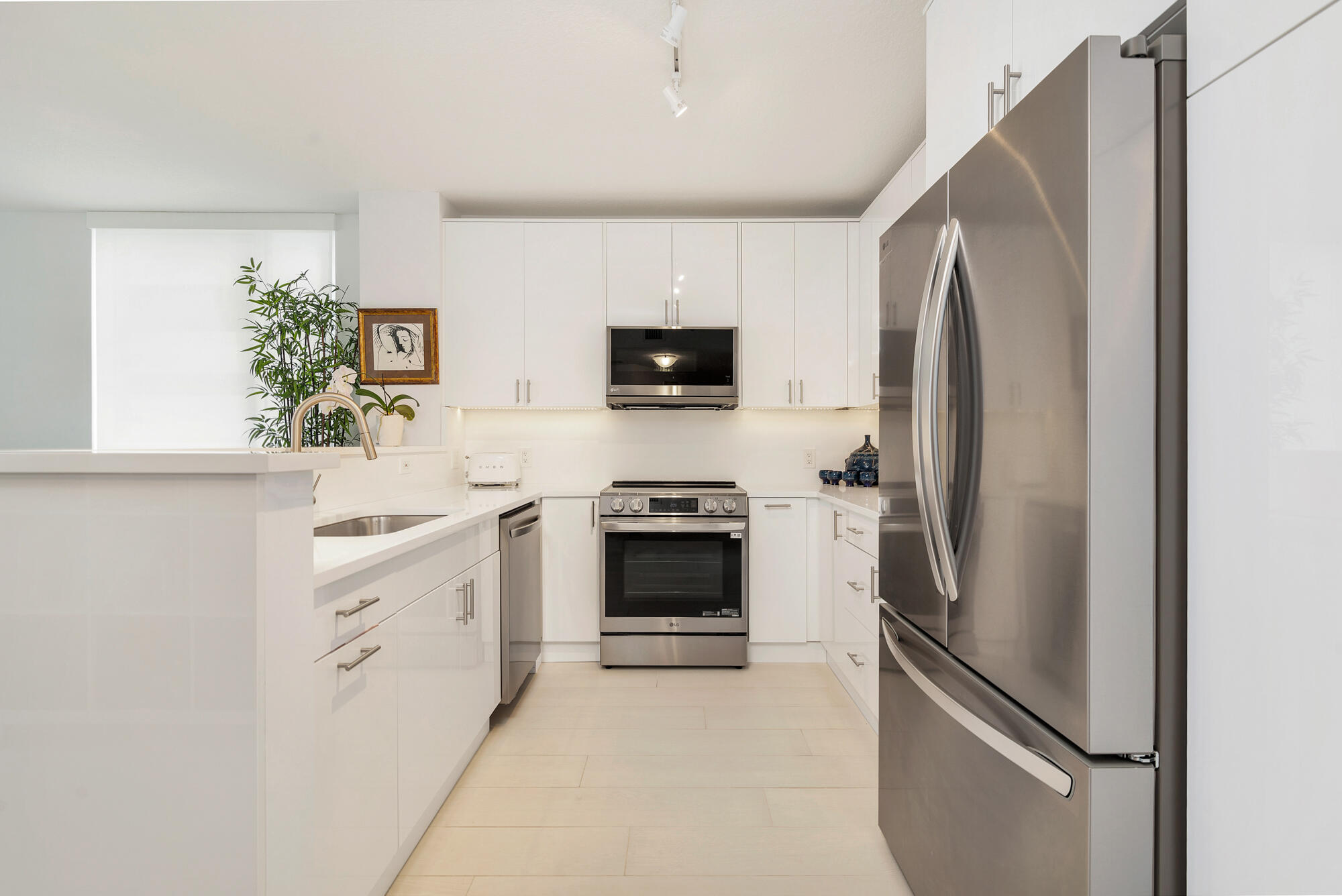 SLADE CONDO - Residential