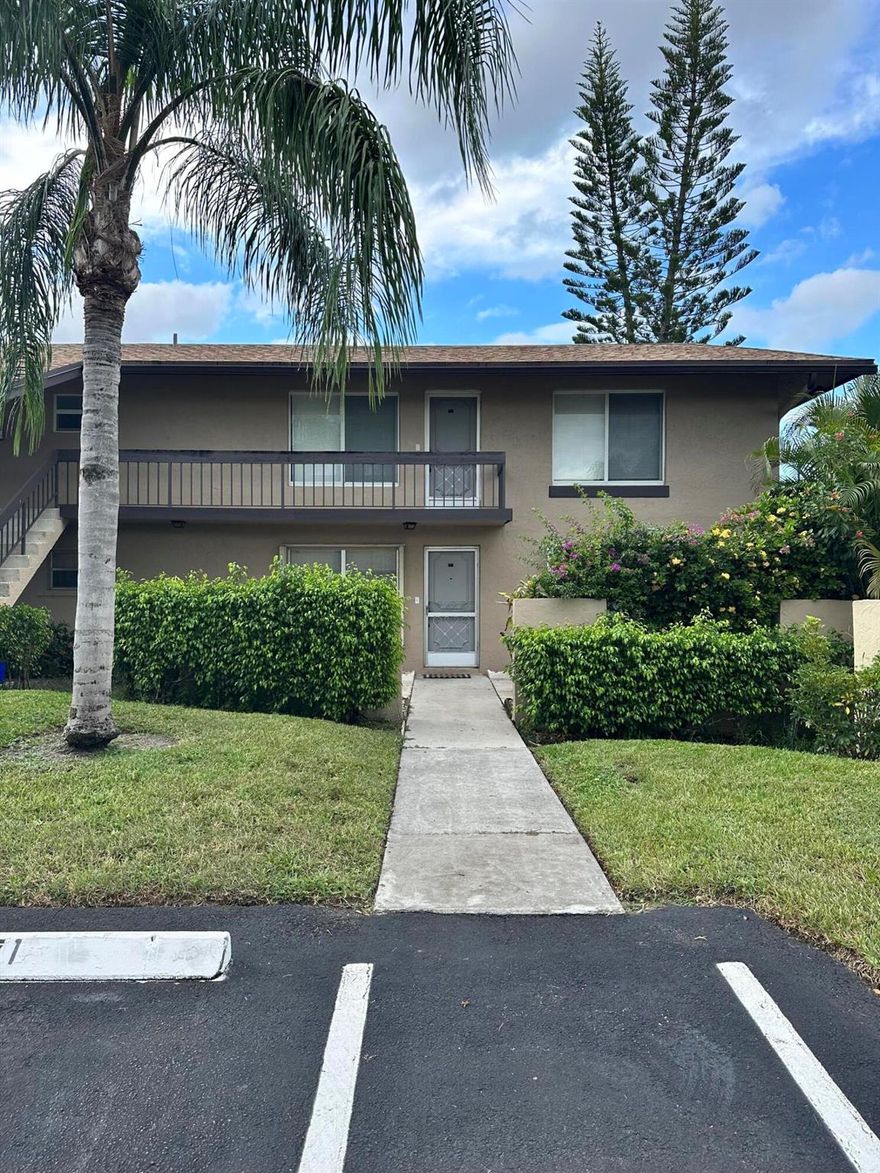 Gorgeous first floor end unit. Easy to show, won't be on the market long. Move in ready.
Great enclosed back patio & private/ quiet front sitting area.
Storm shutters. COA maintains building/ roof/ landscape. Newer A/C and Water Heater with service records.