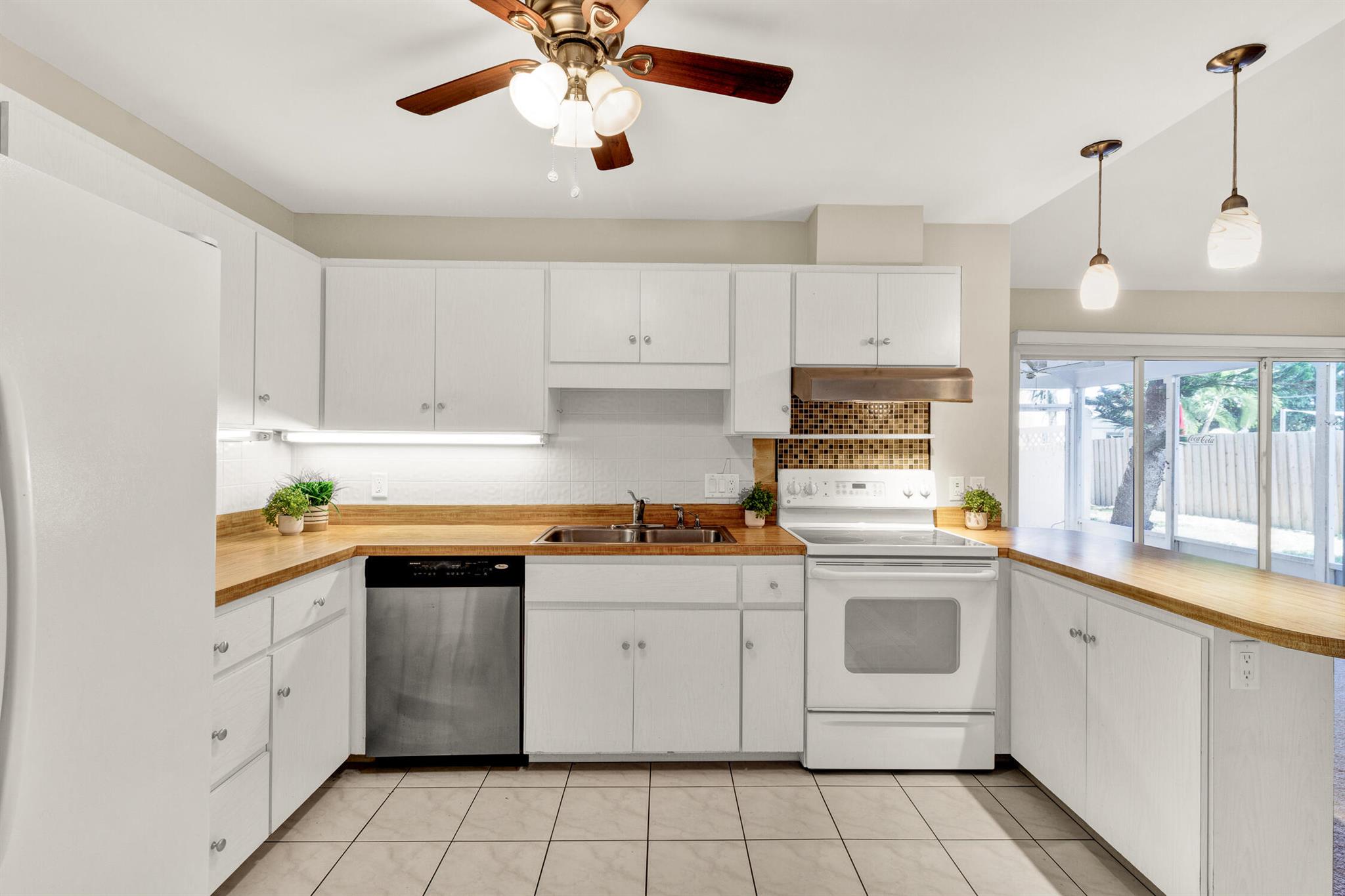 1360 39th Avenue, Vero Beach, FL, 32960/$279,000 3 1360 39th Avenue