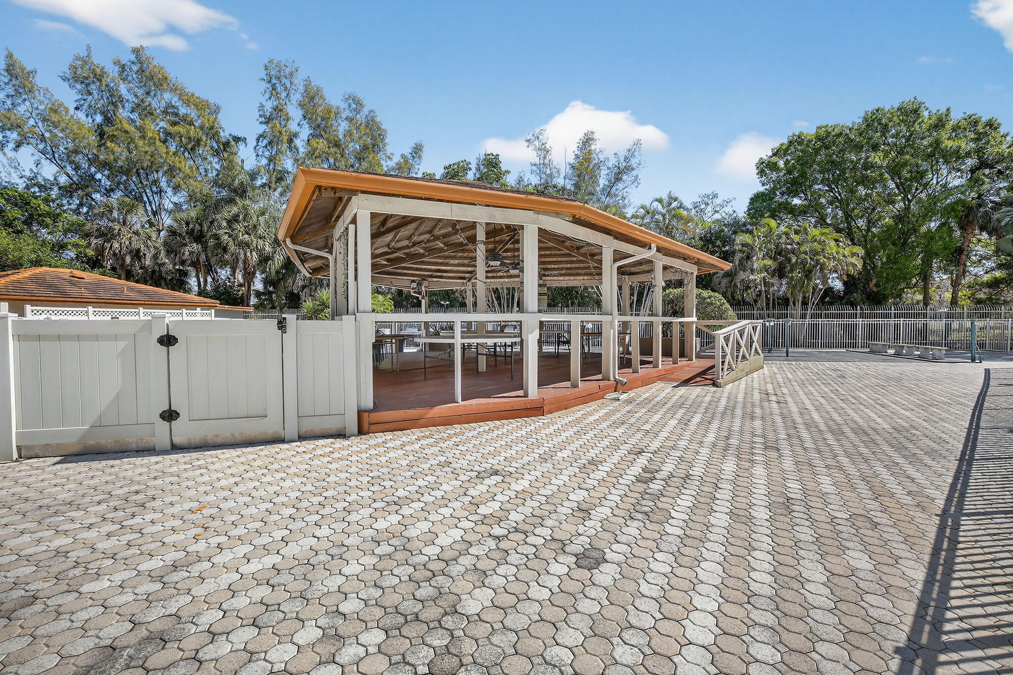 18TH HOLE AT INVERRARY CONDO - Residential