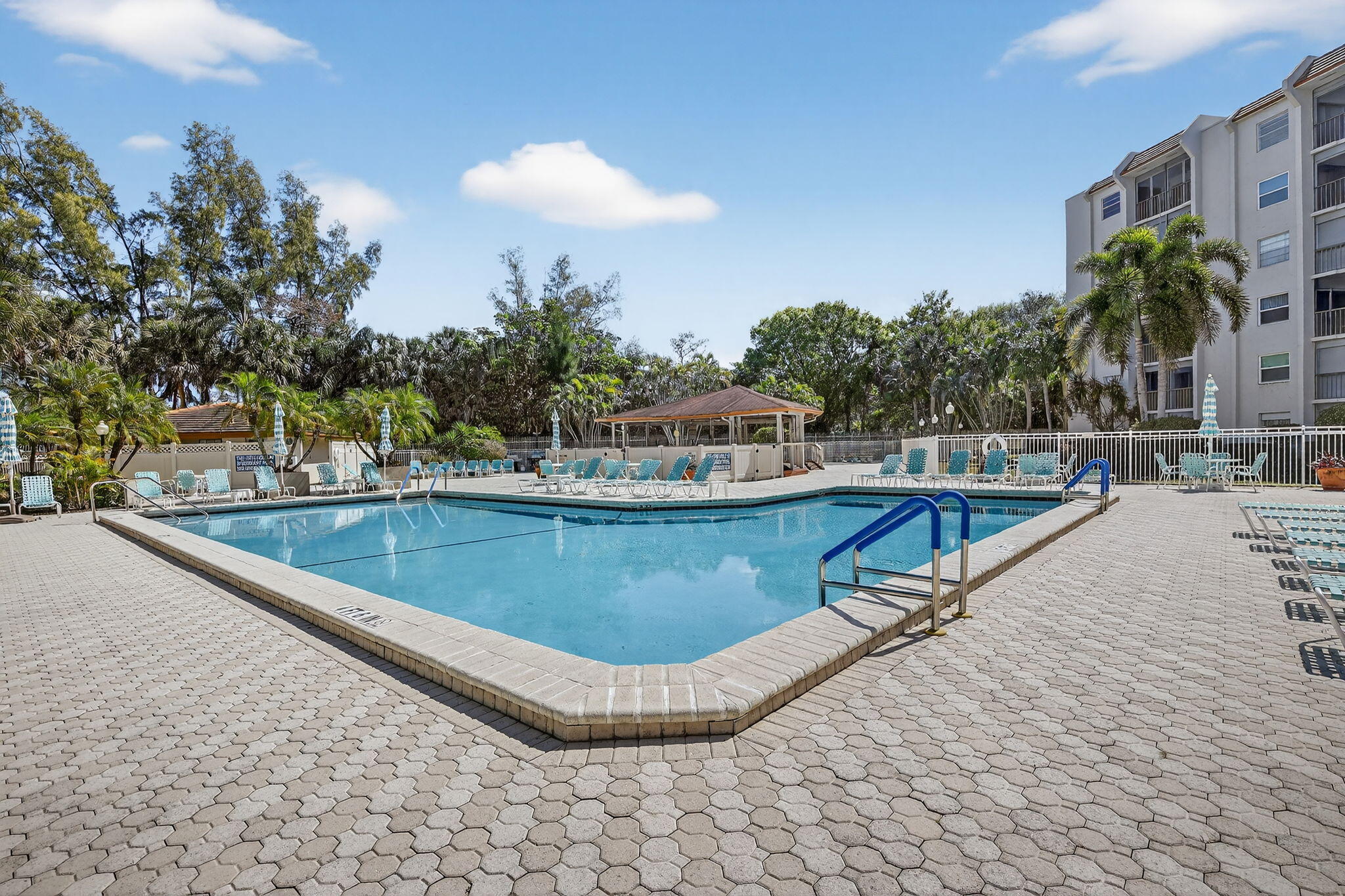 18TH HOLE AT INVERRARY CONDO - Residential