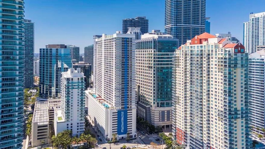 Exquisite 1BR/1BA in Brickell's premier short-term rental-friendly building, ideal for savvy investors. This fully furnished turnkey condo boasts partial bay and city skyline views from an expansive balcony, bathed in natural light. Perfect for Airbnb and vacation rentals, it offers immediate high-yield income potential. Enjoy resort-style amenities: two open-air heated pools, jacuzzi, sauna, fitness center, game room, children's playroom, social room, 24-hour concierge, security, and valet. Low HOA includes cable, internet, water, garbage and one assigned covered parking space. Steps from Brickell City Center, top restaurants with easy access to Miami International Airport, Wynwood, Miami Beach, and Downtown. Top investment in booming area surrounded by multibillion-dollar new projects!