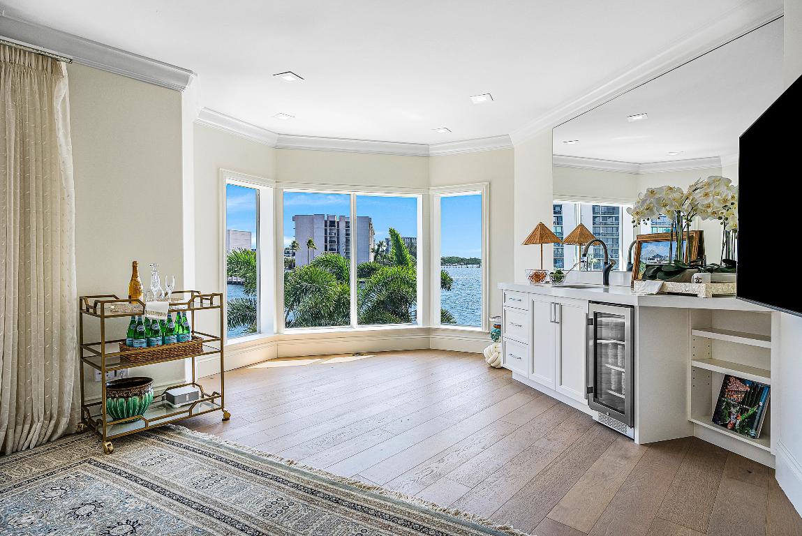 HARBOUR EAST - Residential