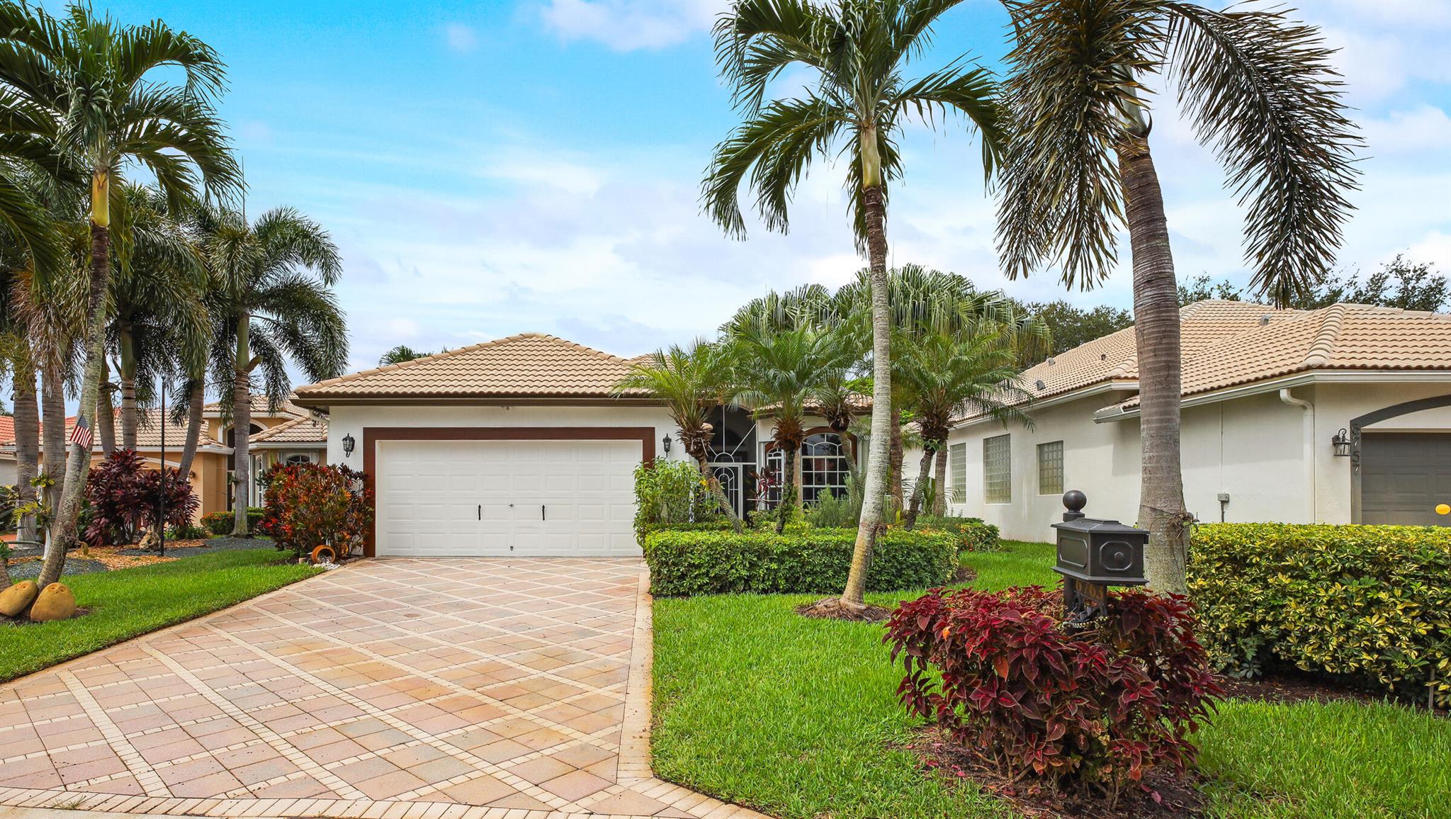 This must see residence offers the perfect blend of comfort, style and location. Overlooking the lush greens of the golf course and sparkling lakes, this serene backdrop for everyday living. Whether you're looking for a peaceful retreat or a home close to vibrant amenities, this 3 bedroom property truly offers the best of both worlds