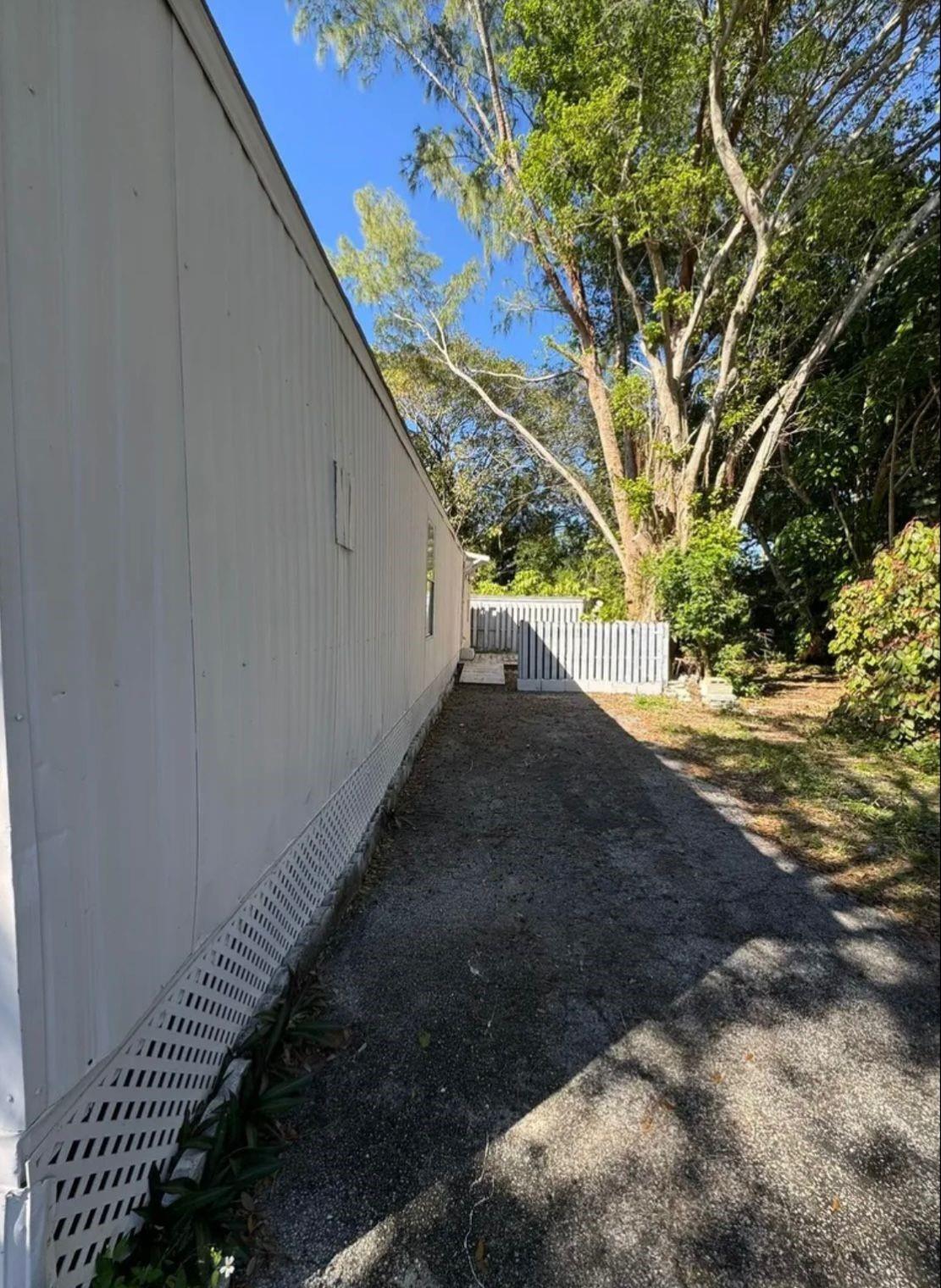 COUNTRY LAKES . - Residential Lease