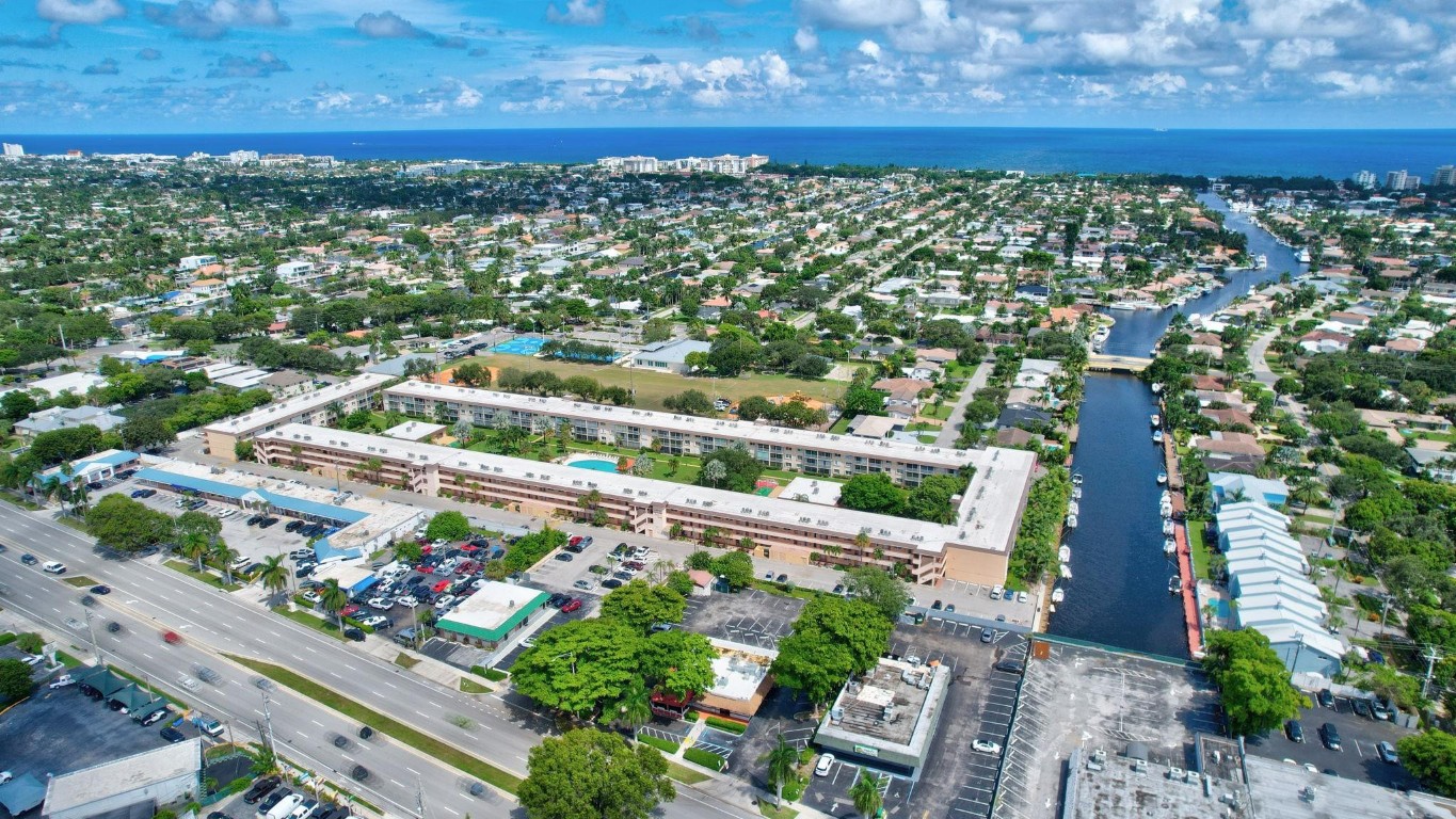 LIGHTHOUSE POINT PLAZA - Residential