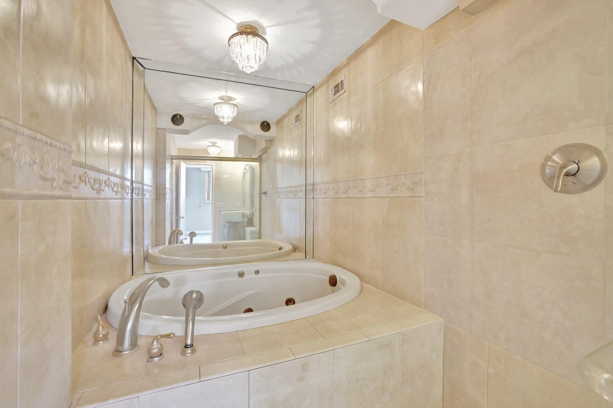 LIGHTHOUSE POINT PLAZA - Residential