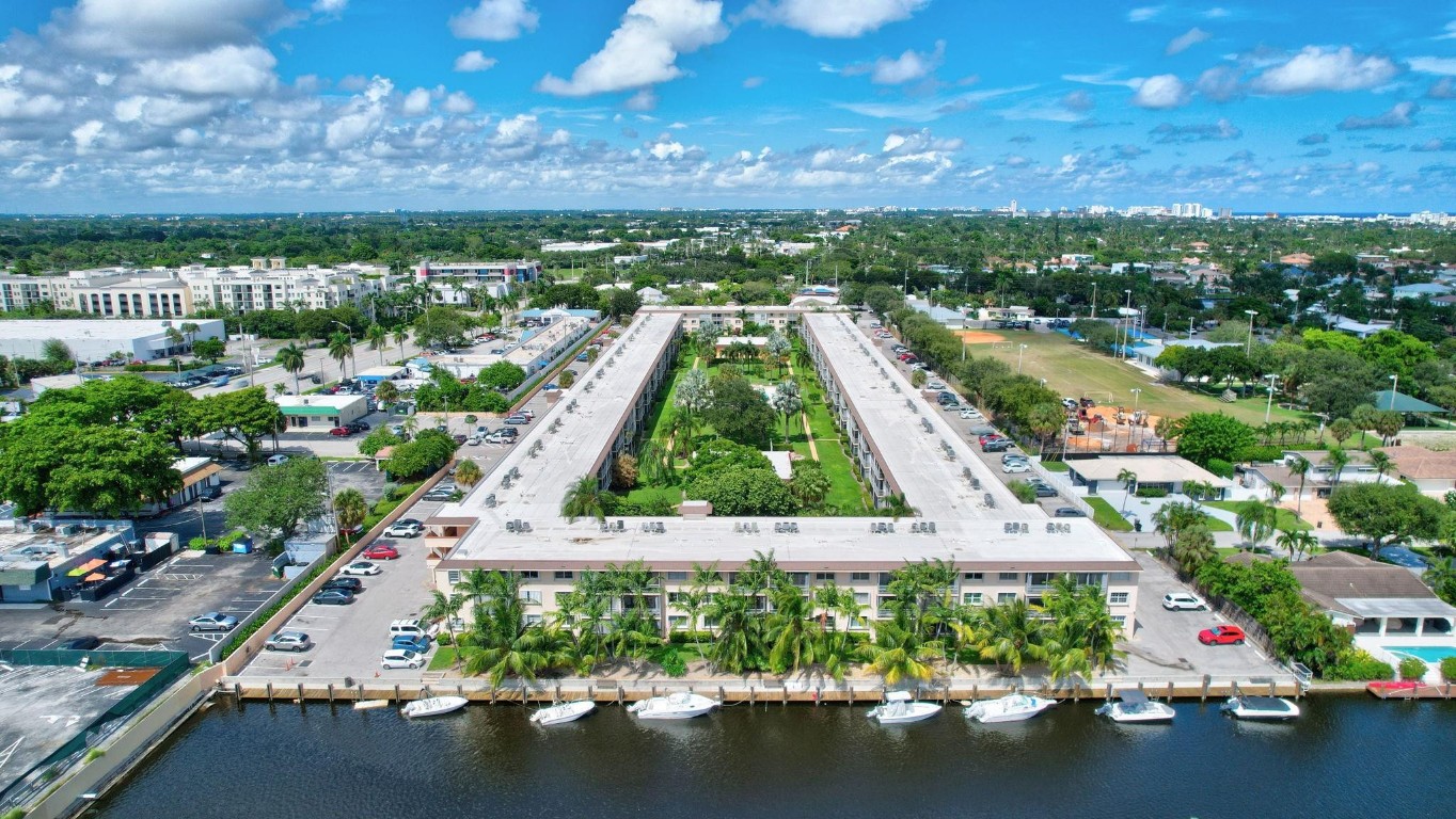 LIGHTHOUSE POINT PLAZA - Residential