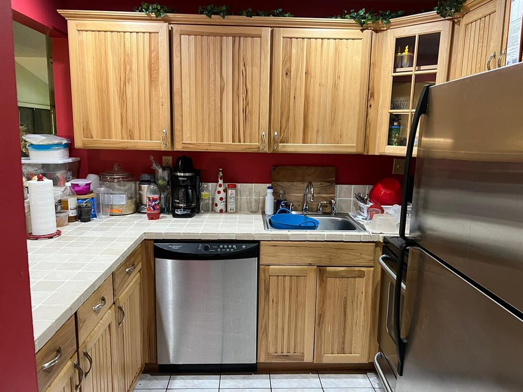 HAMPTON COURT CONDO - Residential