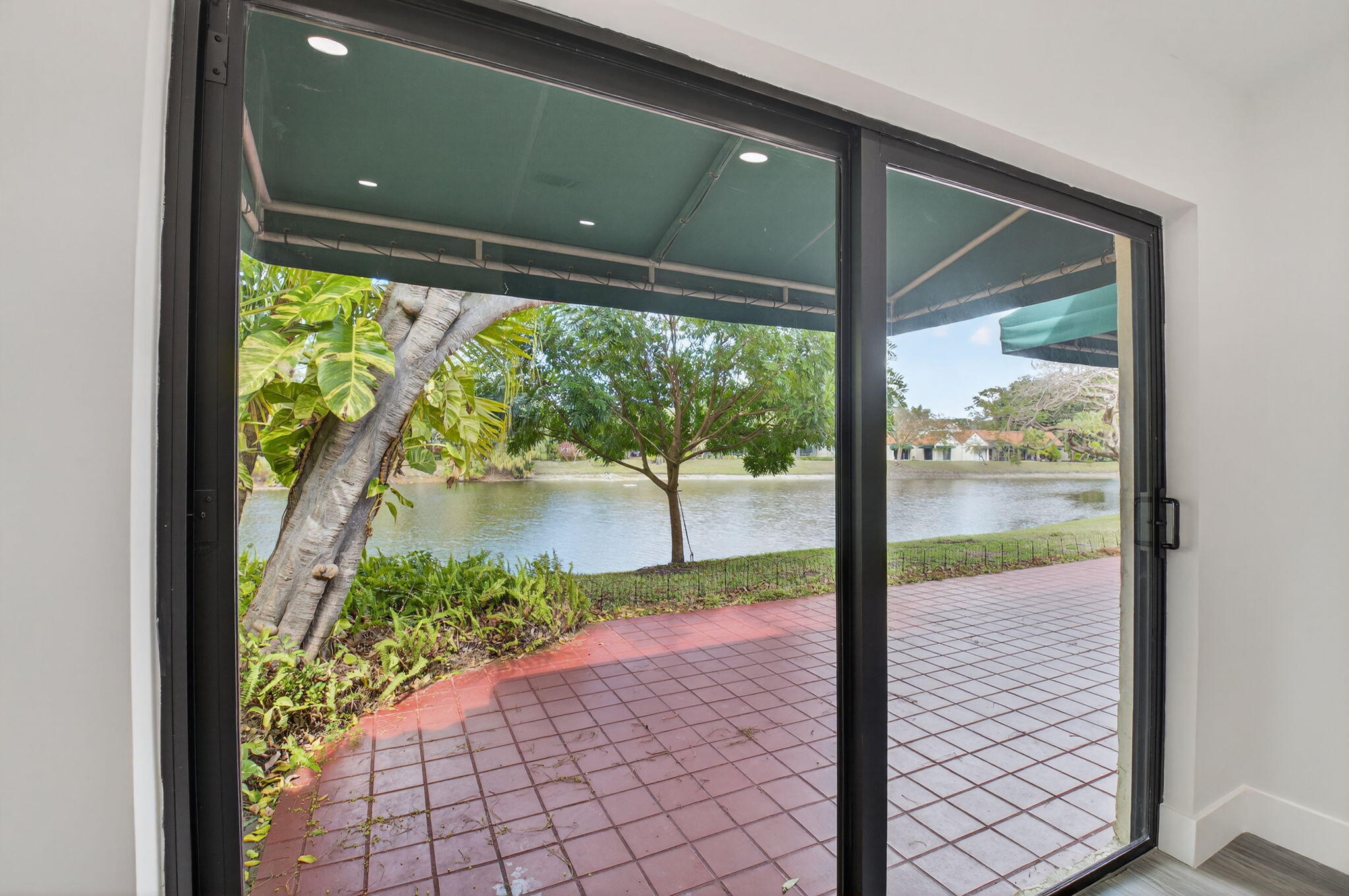 L AMBIANCE OF VIA VERDE - Residential