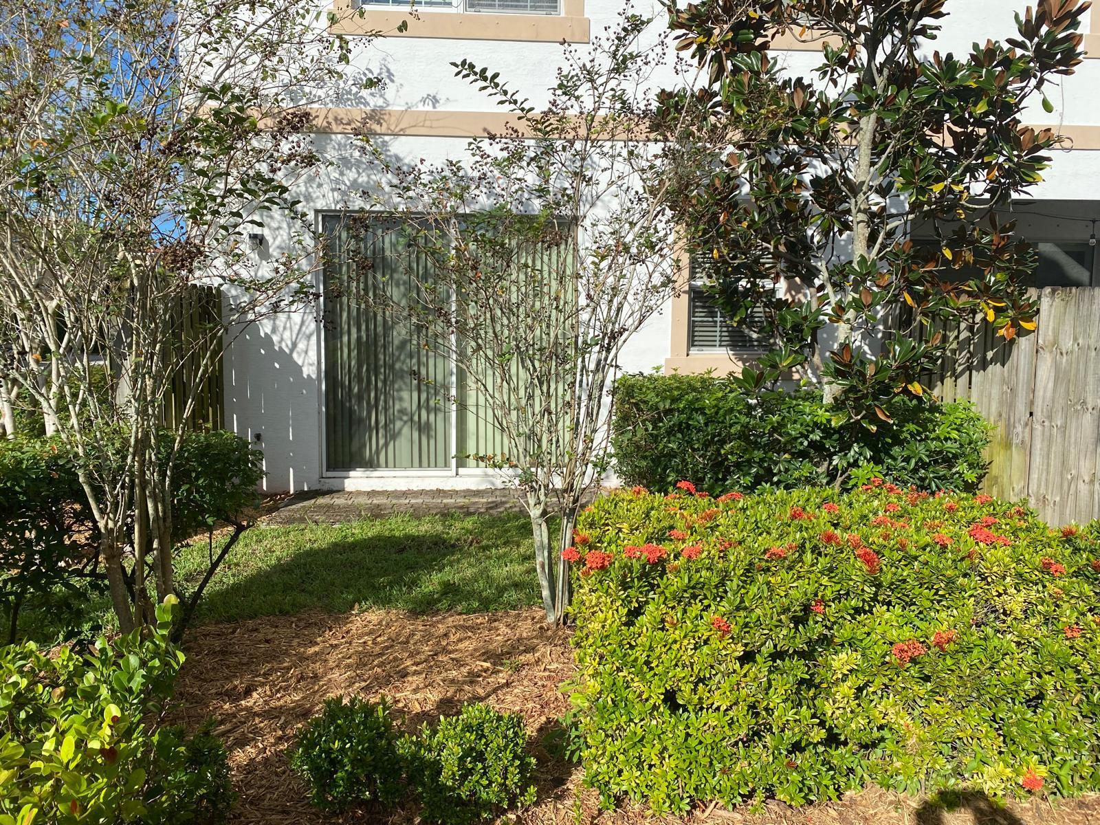 CHARLESTON COMMONS - Residential Lease