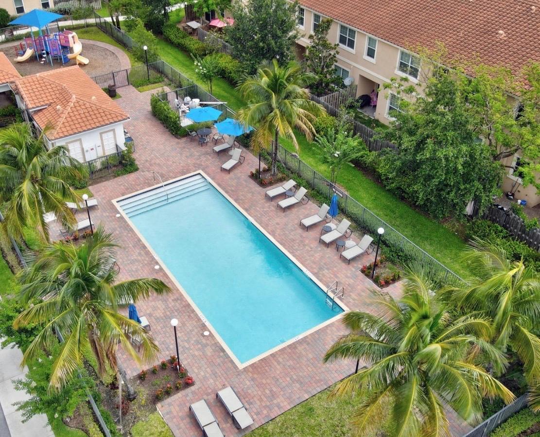 CHARLESTON COMMONS - Residential Lease