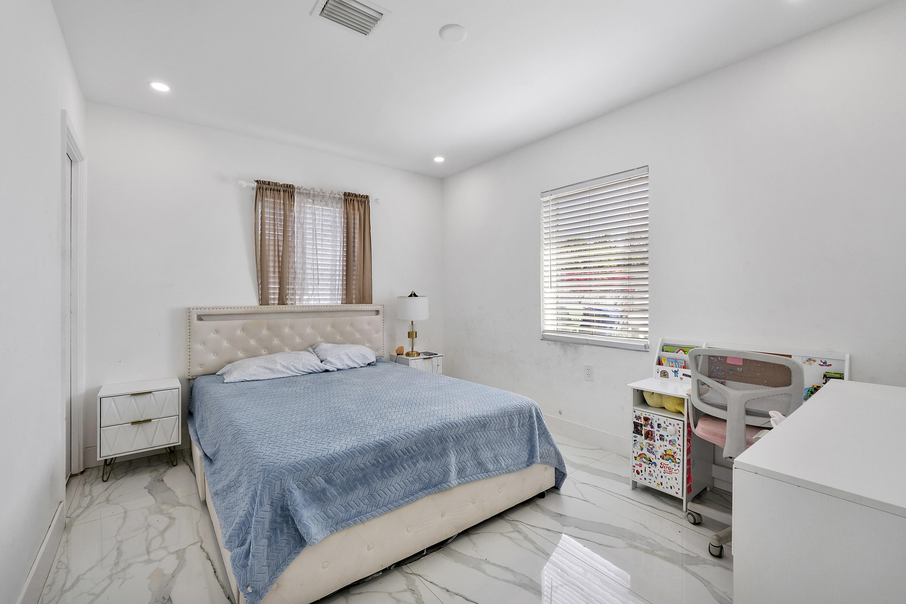 BREEZYWAY MANOR ADD - Residential