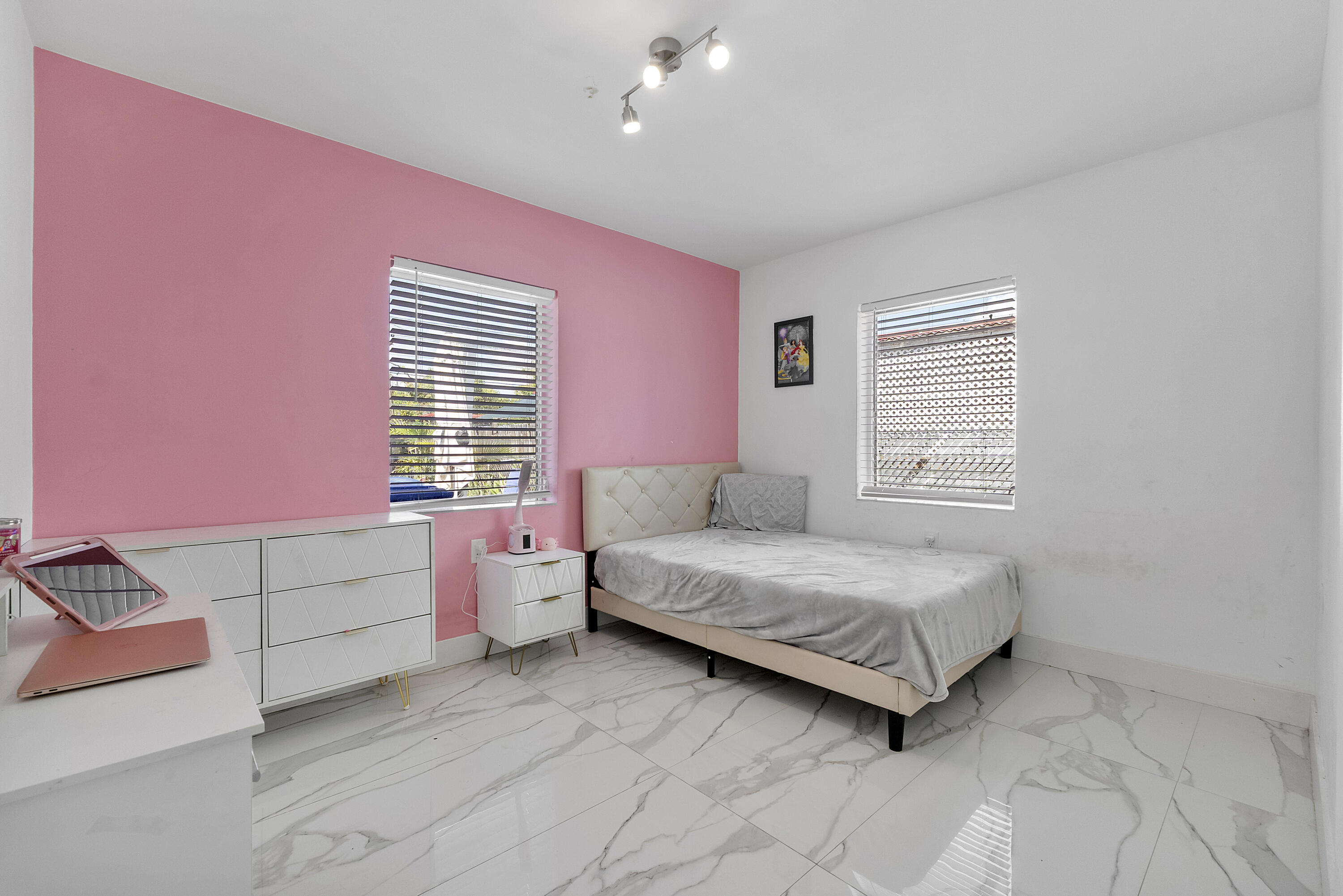 BREEZYWAY MANOR ADD - Residential