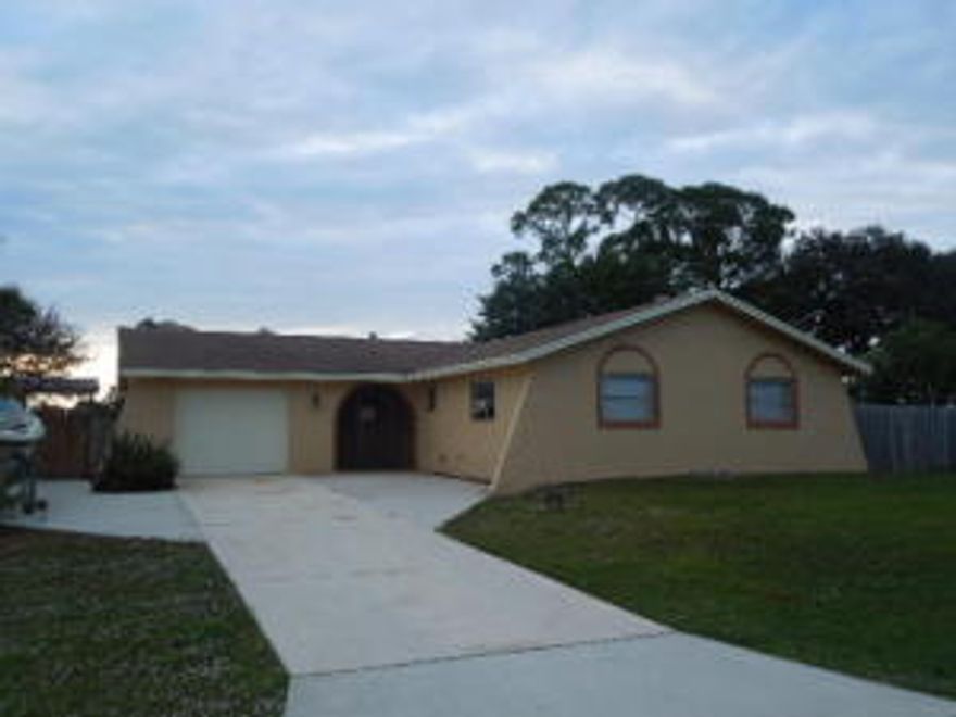 3/2/1 with den Remodeled home on oversized 1/3 acre fully fenced corner lot.  Dogs allowed up to 20 lbs. No cats please. Ready to move in!