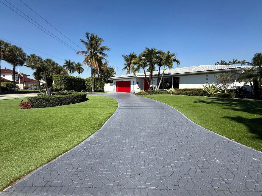 Exceptional waterfront opportunity in the prestigious Landings community of Fort Lauderdale. Situated on an oversized 19,354 sq ft lot, this property offers incredible flexibility — renovate the existing residence or build a brand-new custom waterfront estate in one of the area's most sought-after neighborhoods.

The current home offers 95 feet of dockage with 144 feet of water frontage, providing direct access to the Intracoastal and ocean — ideal for boaters and water enthusiasts. Existing dock features include a 20,000 lb boat lift and space for additional watercraft.

The expansive lot, prime waterfront positioning, and quiet cul-de-sac location make this an outstanding opportunity for end users, builders, or investors looking to create a luxury waterfront masterpiece. Enjoy close proximity to beaches, dining, shopping, and all that Fort Lauderdale has to offer, while living in a premier waterfront enclave.

A rare chance to secure a large waterfront parcel in The Landings with endless potential.