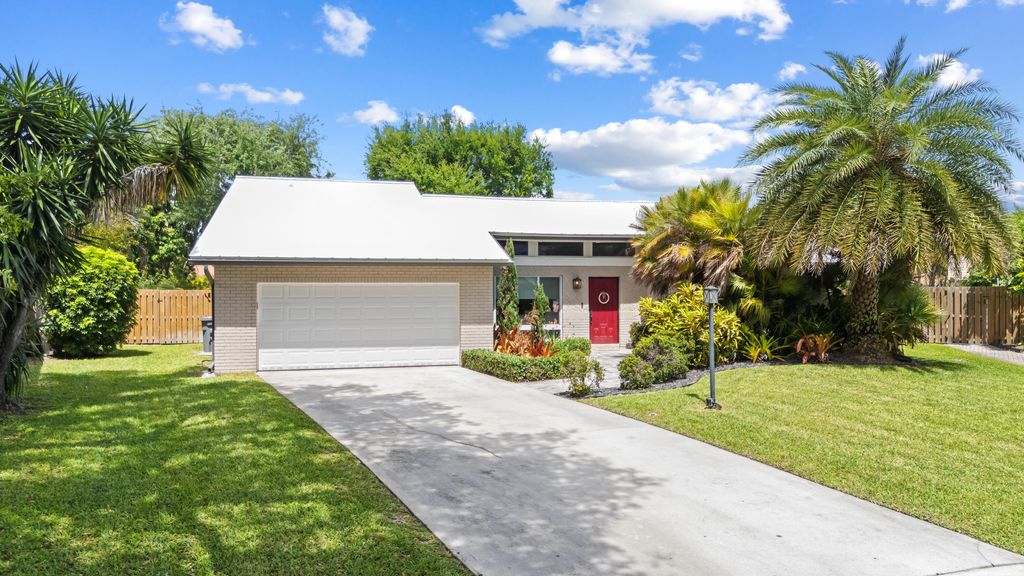 Photo of 21521 E Hollandaire Dr Drive E, Boca Raton, FL 33433 (MLS # B26010697)