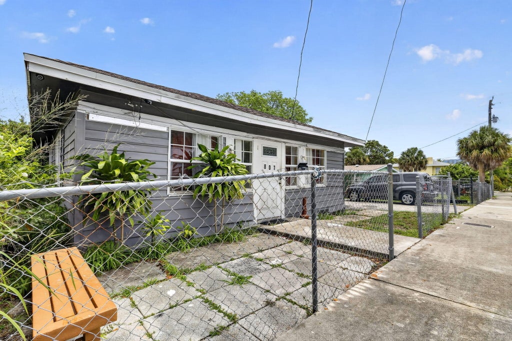 Photo of 807 14th Street, West Palm Beach, FL 33401 (MLS # B26036307)