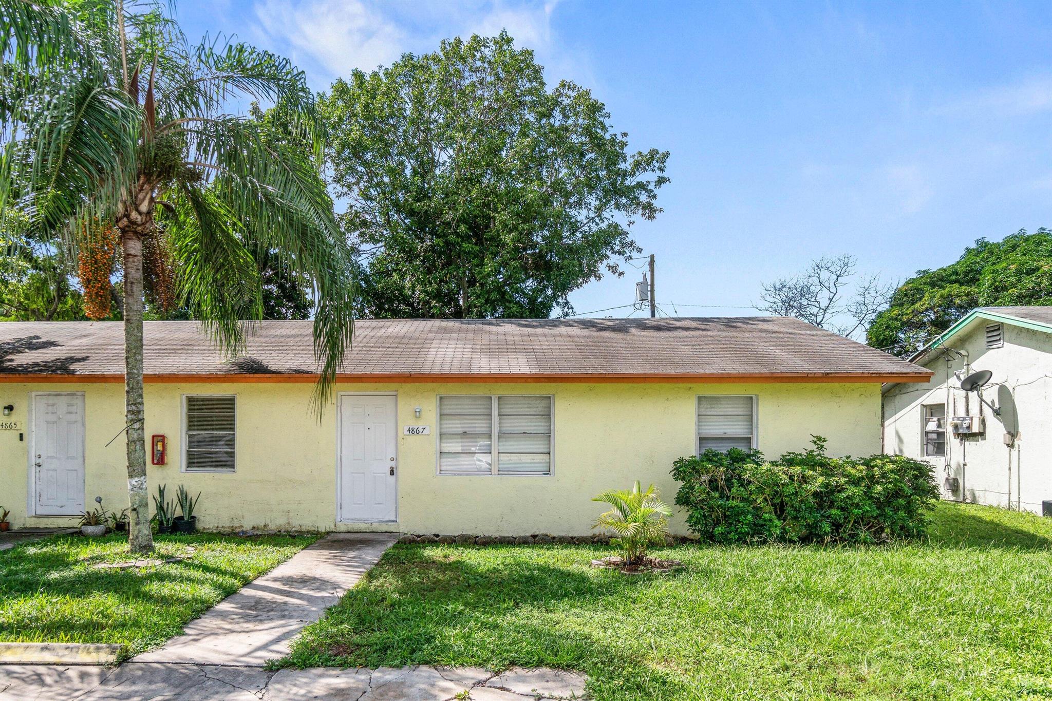 NEWLY RENOVATED - MASSIVE PRIVATE FENCED IN BACK YARD - GREAT LOCATION - NO HOA! This spacious 3 bedroom villa is nicely located just 4.5 miles from Lake Worth Beach! Close to churches and great schools, and a short drive to downtown West Palm Beach, Palm Beach International Airport and Palm Beach Proper! This unit has tile floors, spacious bedrooms, good closet space and an abundance of natural light. The community is very quiet and being improved continuously. This is an extremely versatile space with plenty of parking and a massive private, fenced in yard.
