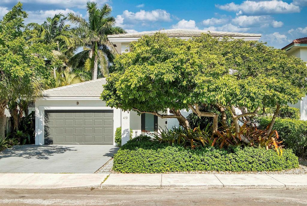 Photo of 419 N Lakeside Drive, Lake Worth Beach, FL 33460 (MLS # R11110595)