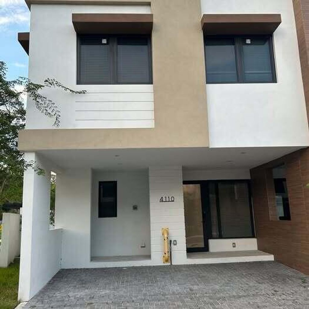 Photo of 4110 N Oak Place, Davie, FL 33314 (MLS # B26000430)