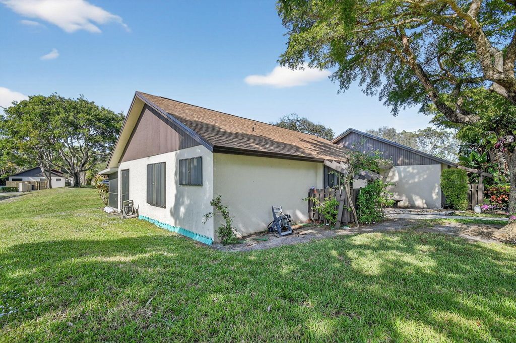 Photo of 117 Via De Casas Norte, Boynton Beach, FL 33426 (MLS # R11149224)