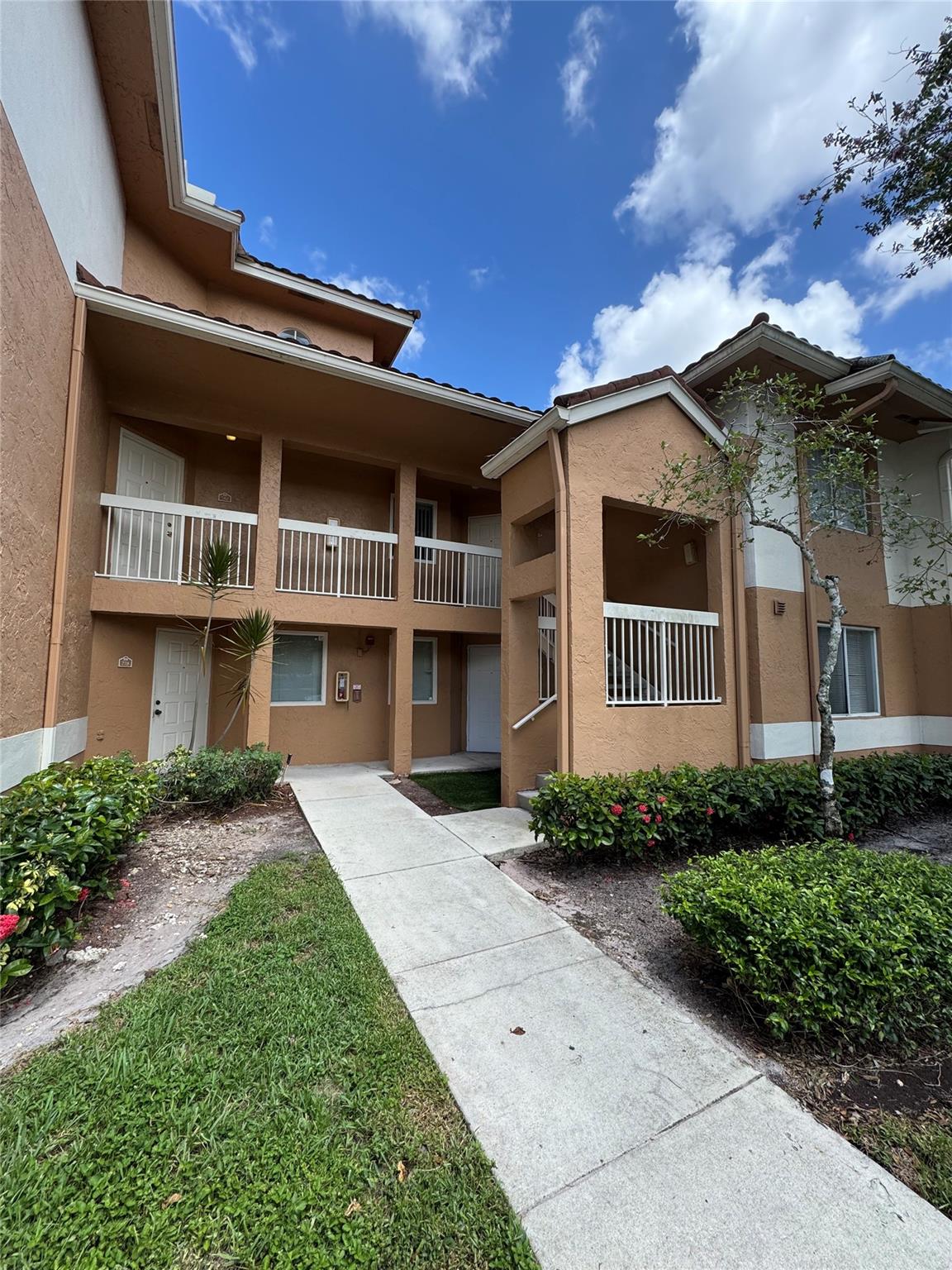 QUAINT AND QUIET NEIGHBORHOOD IN THE HEART OF PLANTATION, UPDATED KITCHEN AND APPLIANCES, 2ND FLOOR ENTRY, VIEW OF BEAUTIFUL LAKE WITH PRIVATE SCREENED IN BALCONY - 1 PARKING SPOT AVAILABLE FOR USE - GUEST PARKING AVAILABLE AS TEMP USE