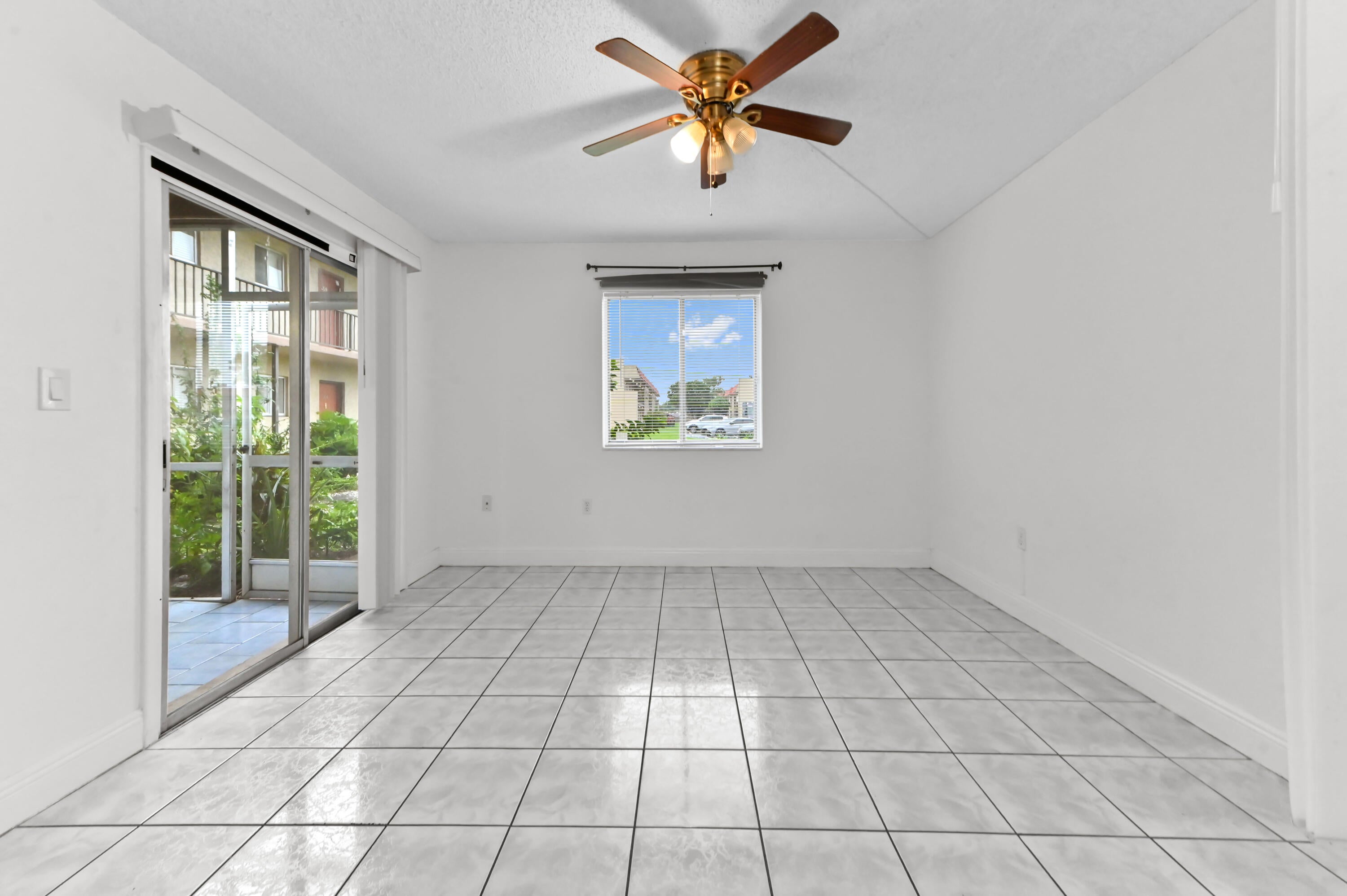 6034 Forest Hill Boulevard 107, West Palm Beach, FL, 33415/$119,900 4 6034 Forest Hill Boulevard 107