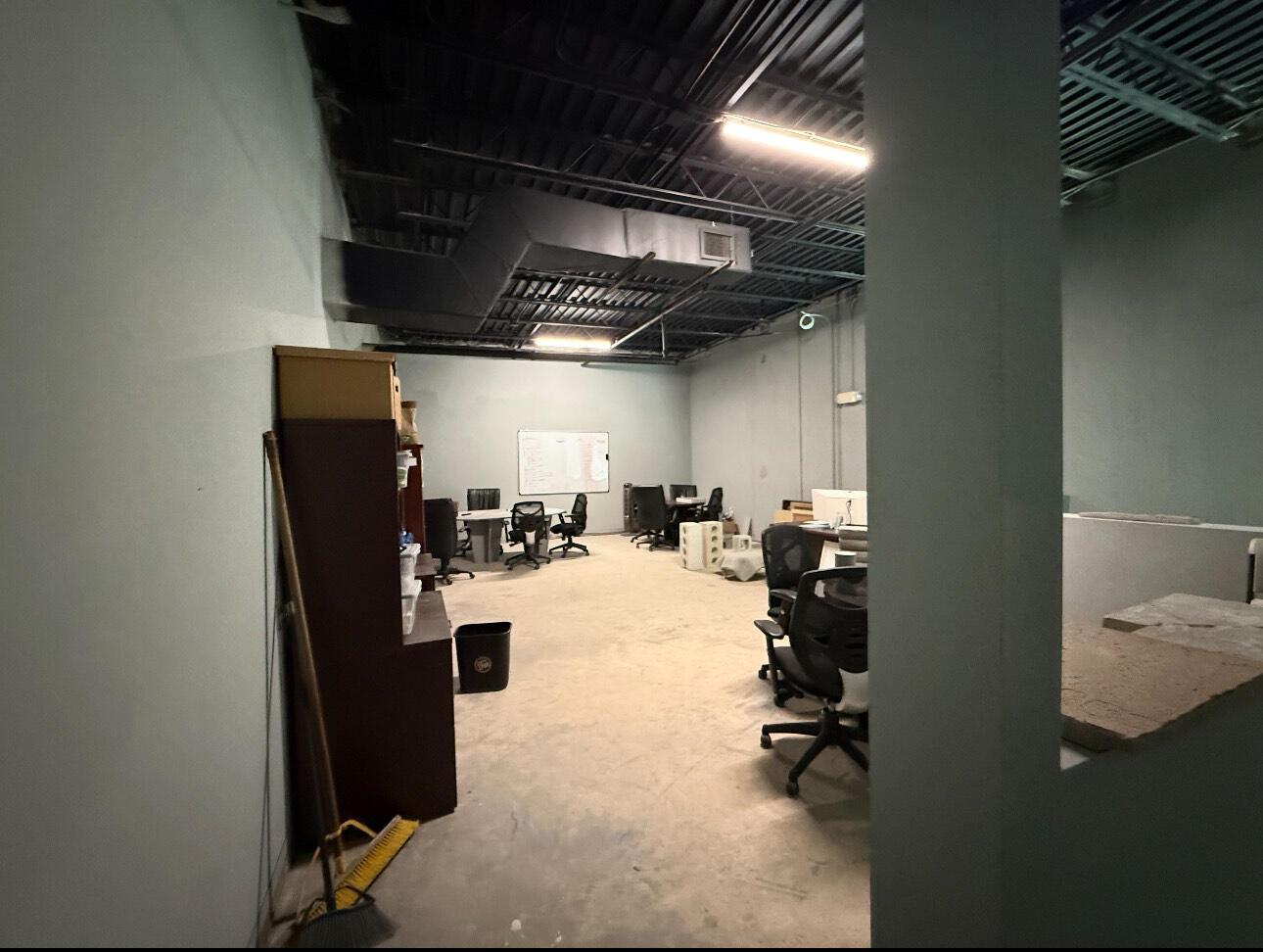 CONGRESS COMMERCE CENTER - Commercial Lease