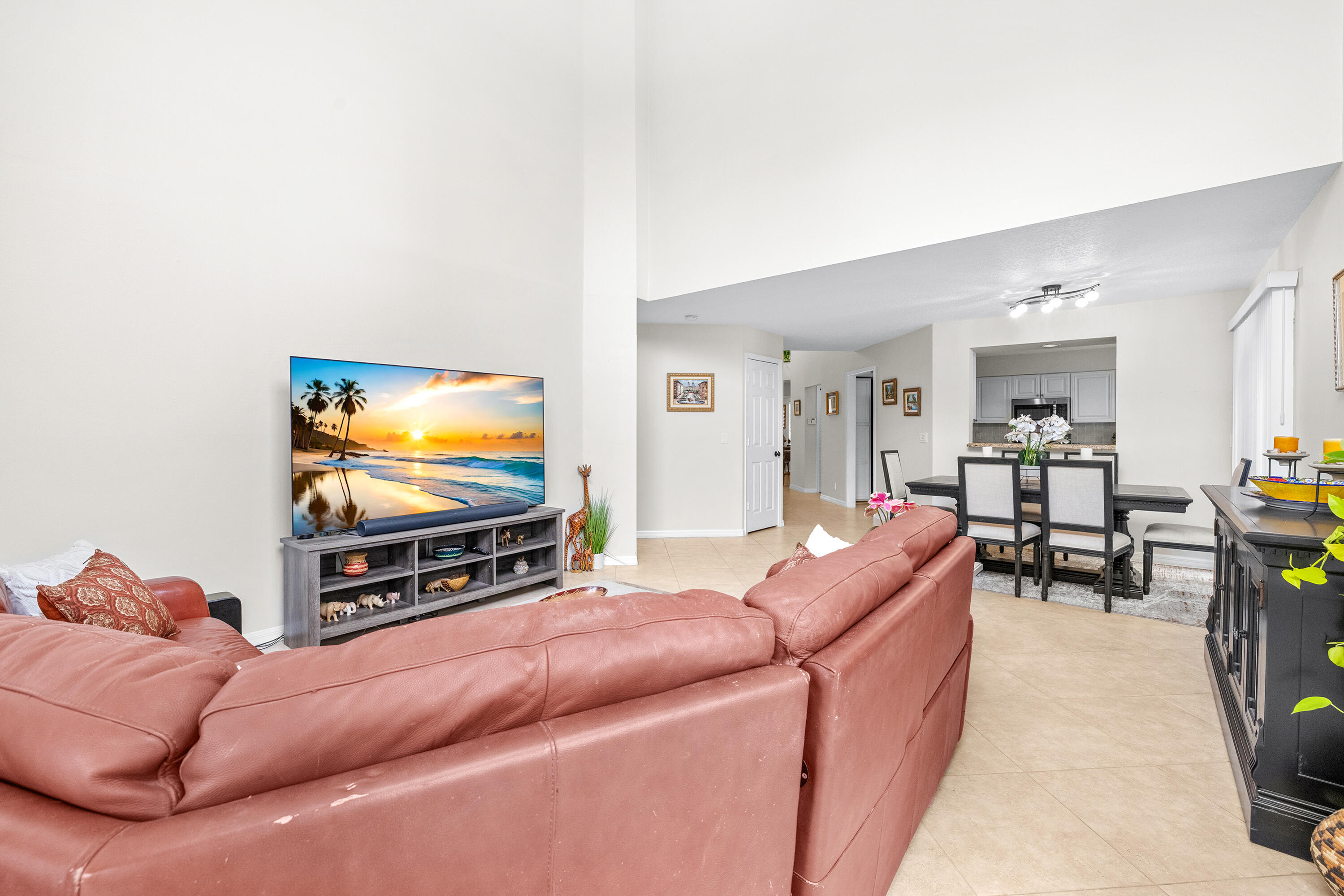 218 W Canterbury Dr W