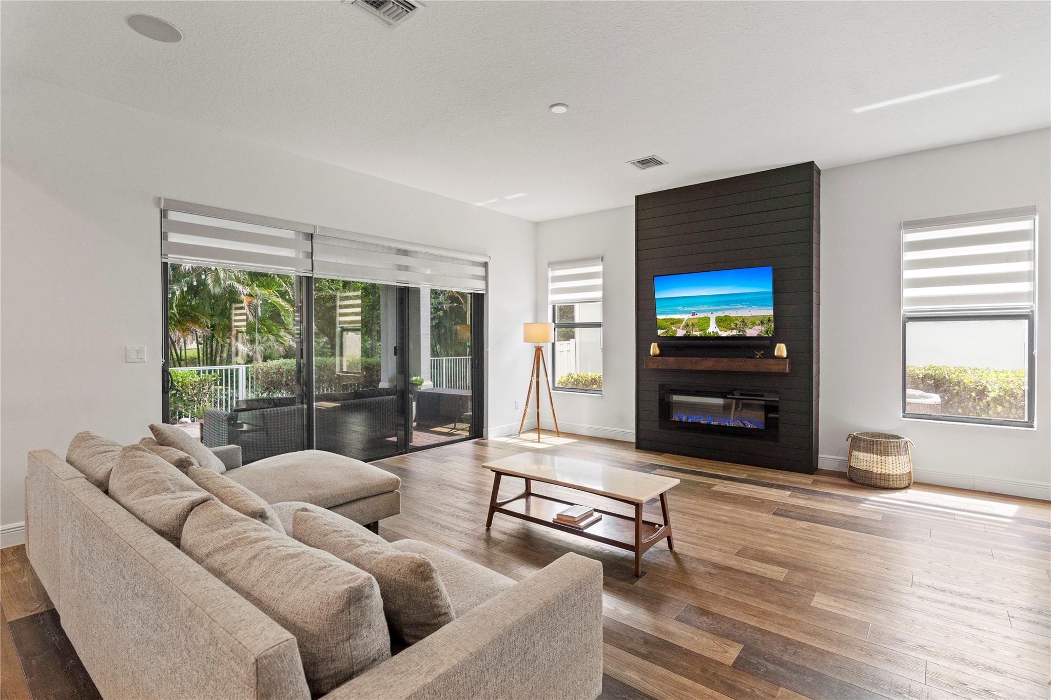Coral Lago 182-31 B - Residential
