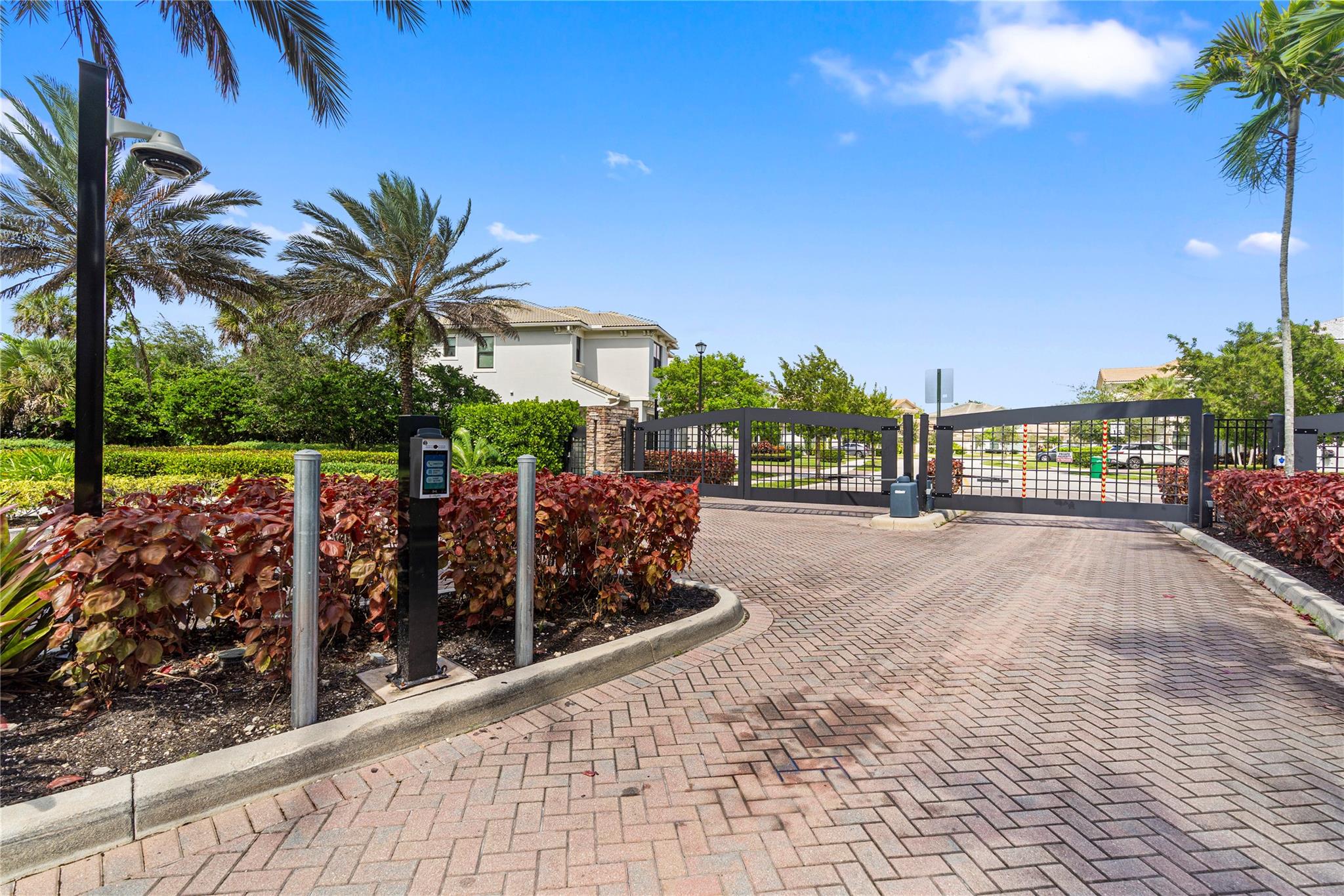 Coral Lago 182-31 B - Residential