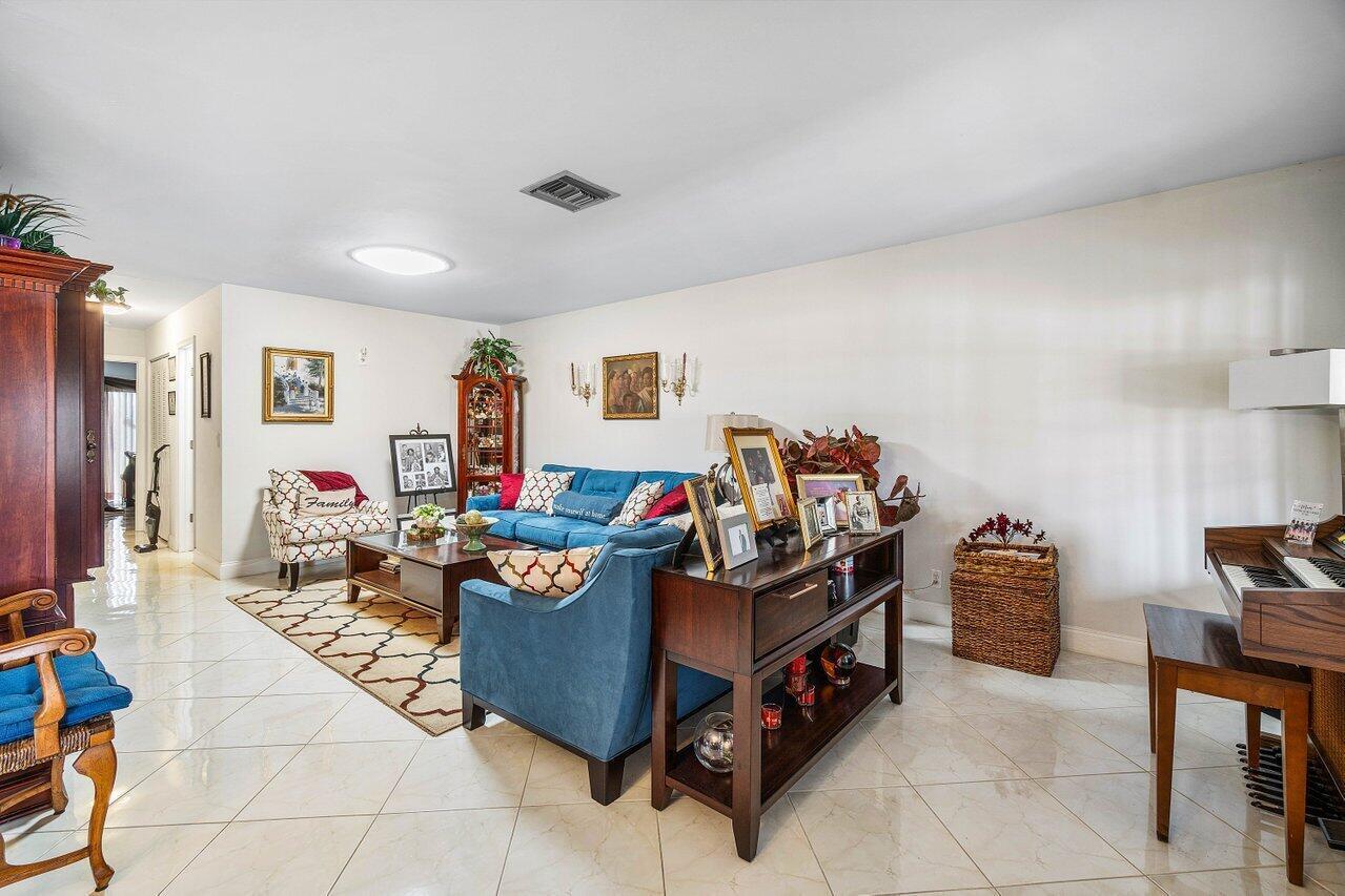 DELRAY VILLAS 3 - Residential