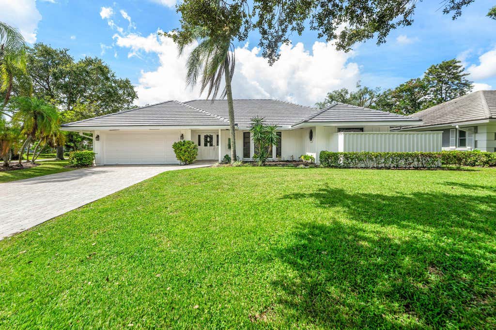 Photo of 13 St Giles Road, Palm Beach Gardens, FL 33418 (MLS # B26059698)